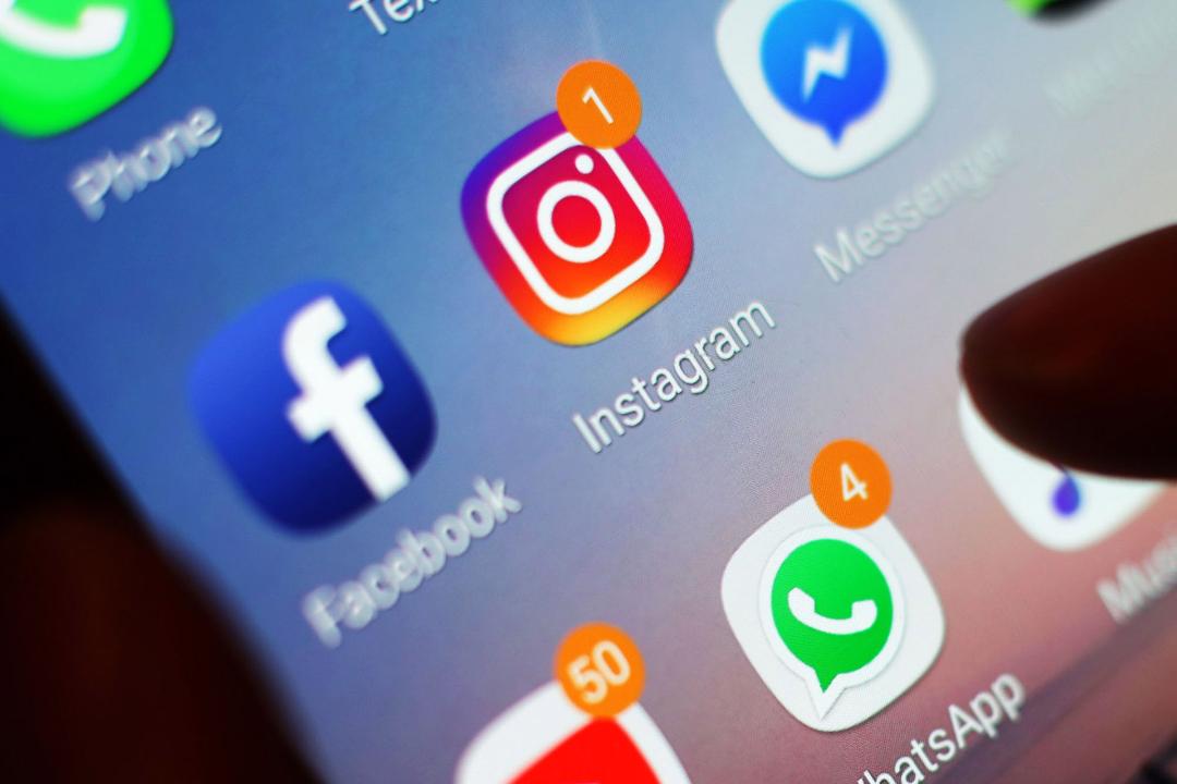 آیکون های اپلیکیشن‌های اینستاگرام، فیسبوک، واتساپ و مسنجر روی نمایشگر گوشی هوشمند