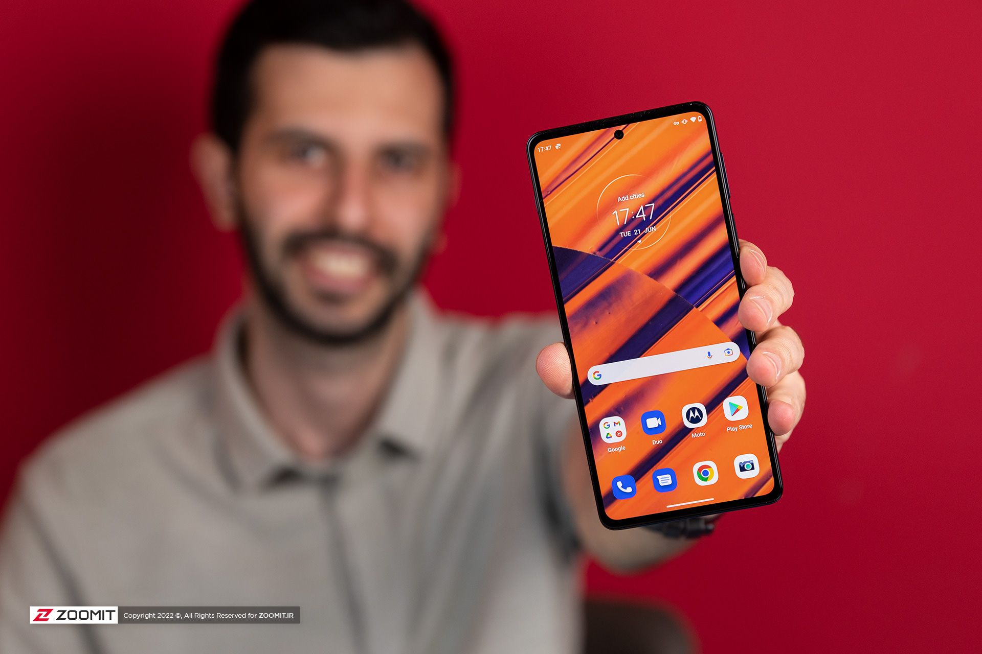 نمای جلویی موتورولا Edge 20 Pro در دست