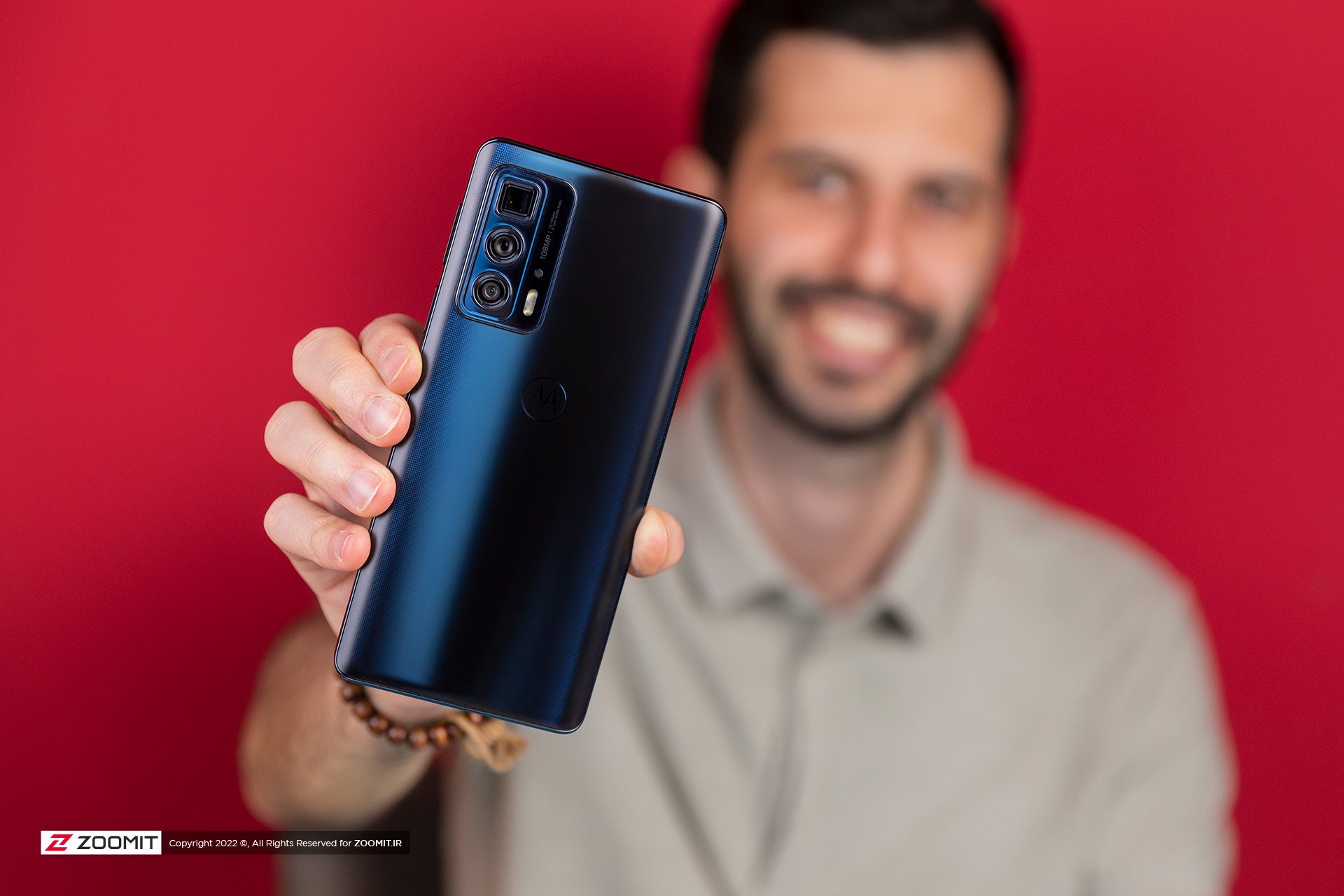 پشت موتورولا Edge 20 Pro در دست