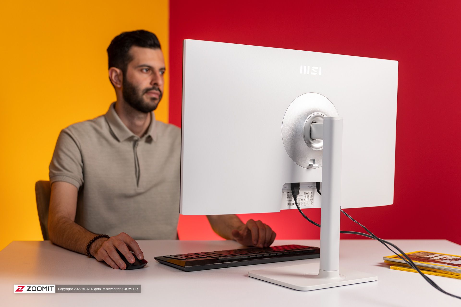 بهزاد در حال کار با مانیتور MSI Modern MD271PW