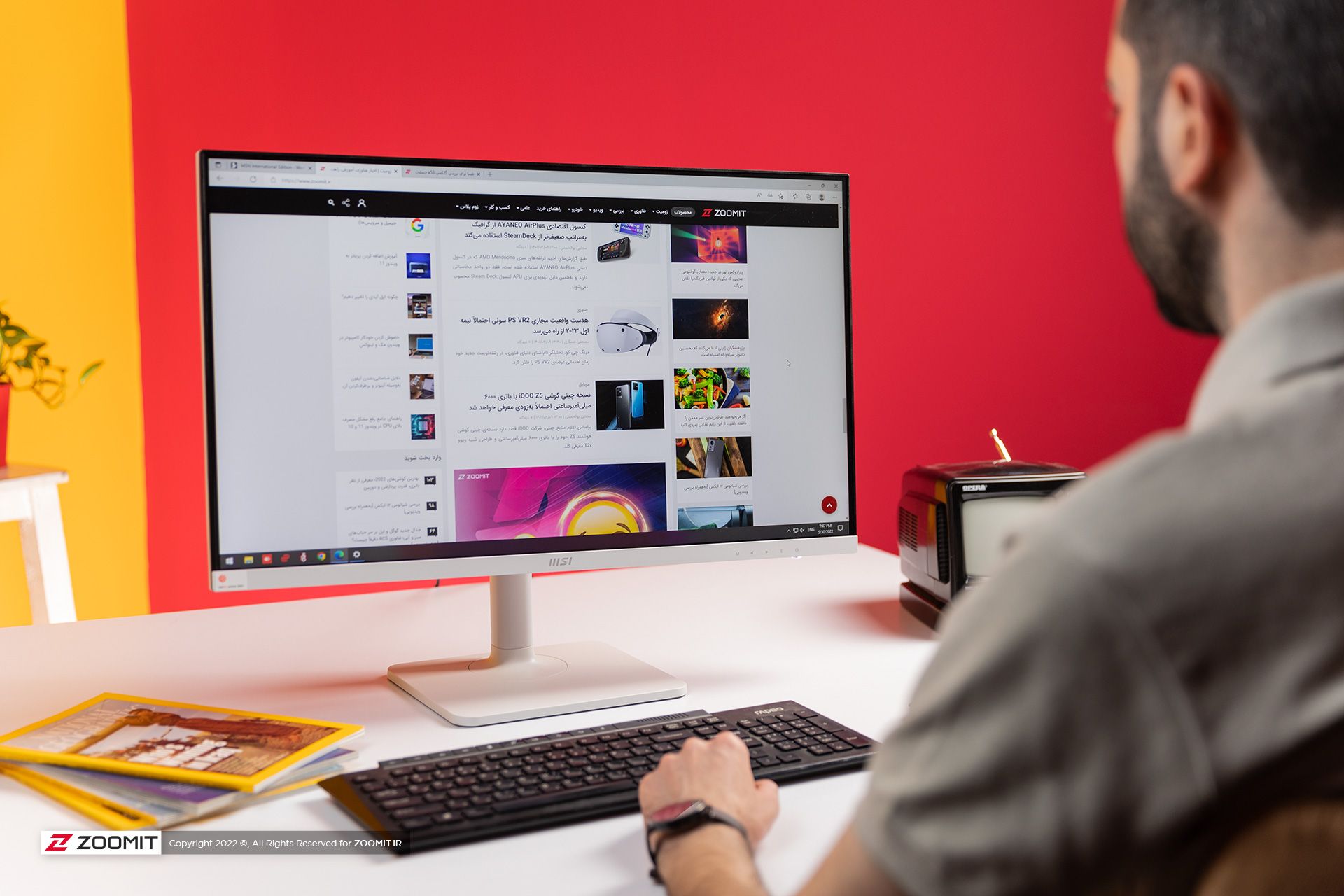 بهزاد در حال کار با مانیتور MSI Modern MD271PW