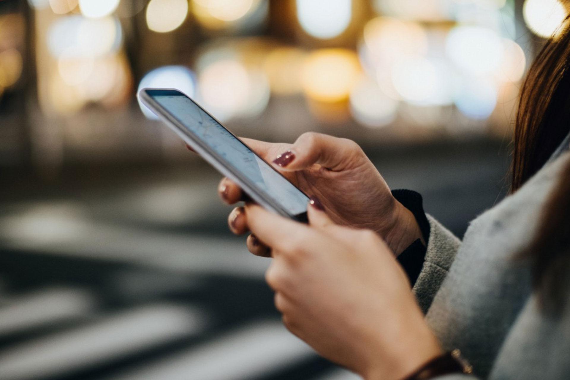 افراد هنگام مرور شبکه‌های اجتماعی از دنیای اطراف جدا می‌شوند