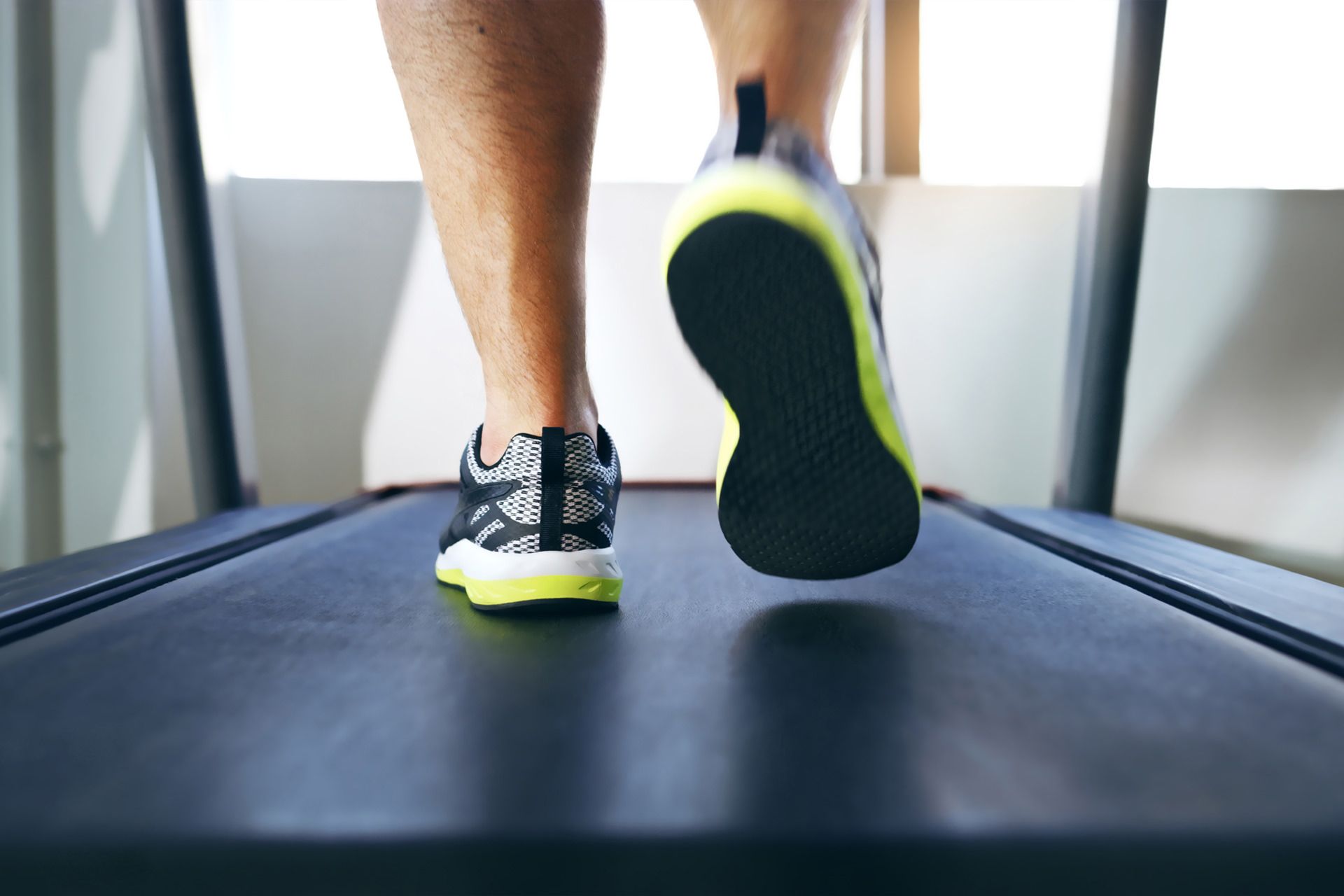 پیاده روی روی تردمیل با کفش ورزشی
