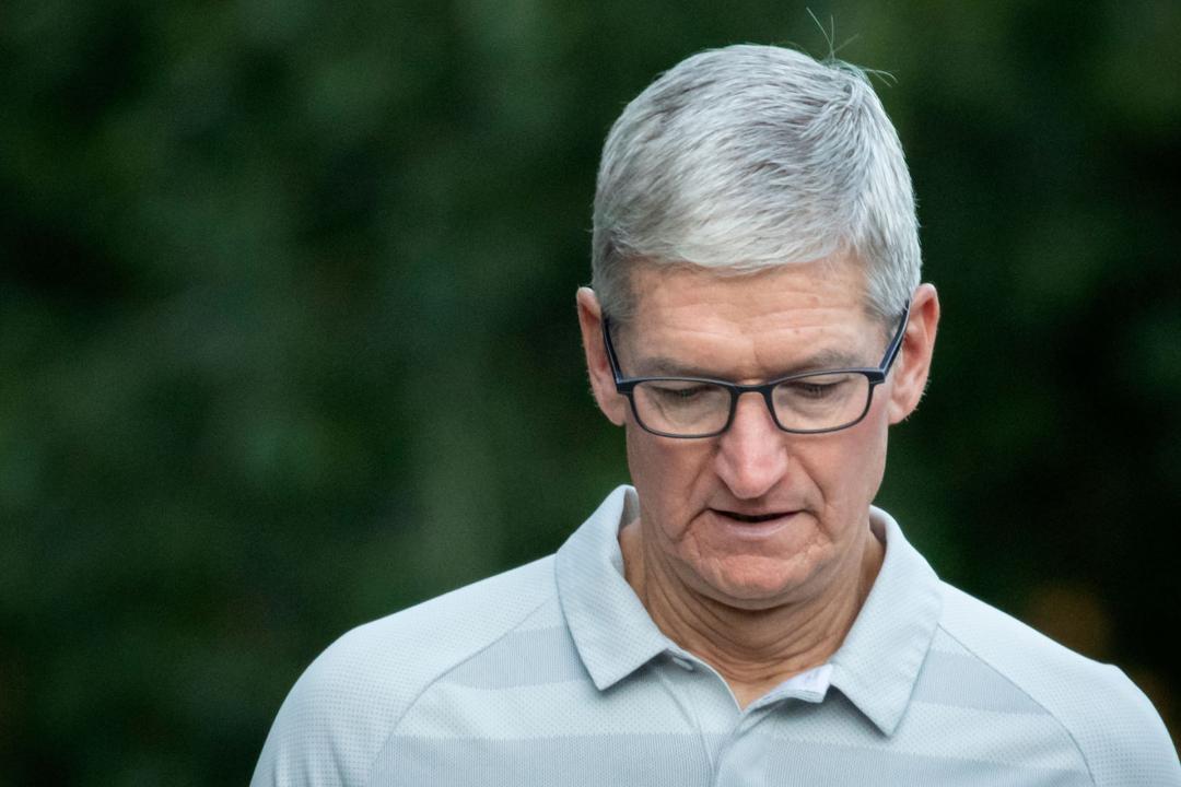 ناراحتی تیم کوک / Tim Cook مدیرعامل اپل Apple نگاه به سمت پایین پس زمینه درخت