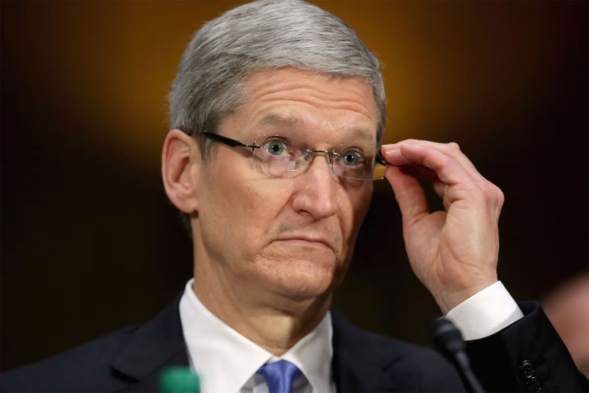 تعجب تیم کوک / Tim Cook مدیرعامل اپل Apple با دست عینک خود را لمس کرده است
