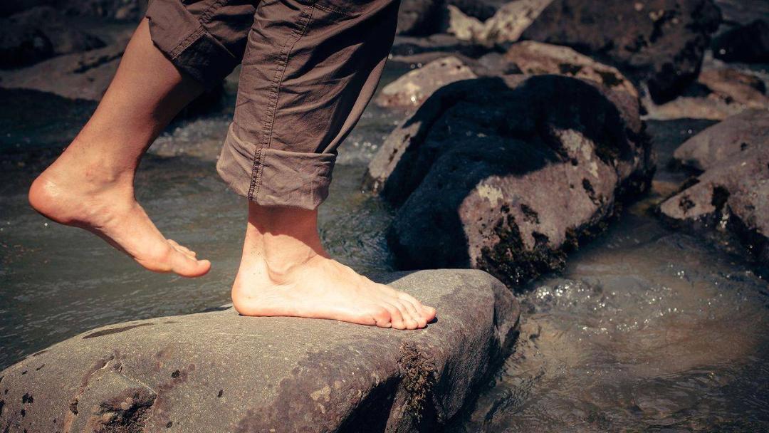 راه رفتن روی سنگ / feet