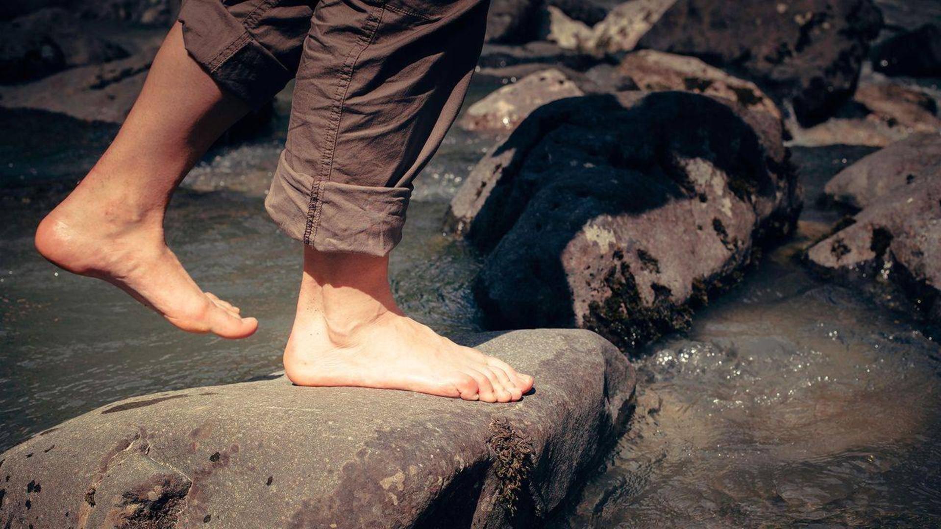 راه رفتن روی سنگ / feet