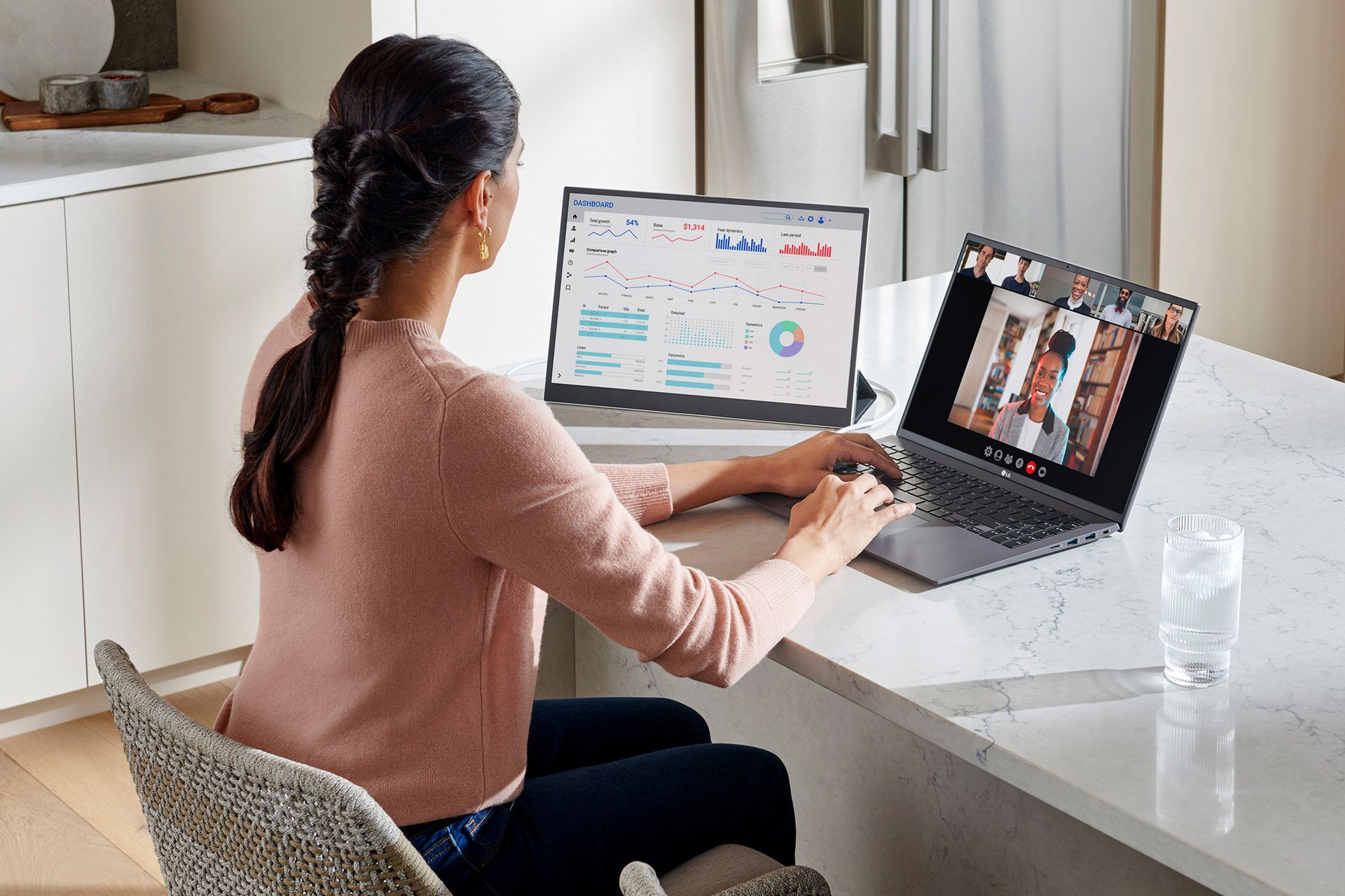 یک زن در حال کار با لپ تاپ ال جی گرم LG Gram 2022