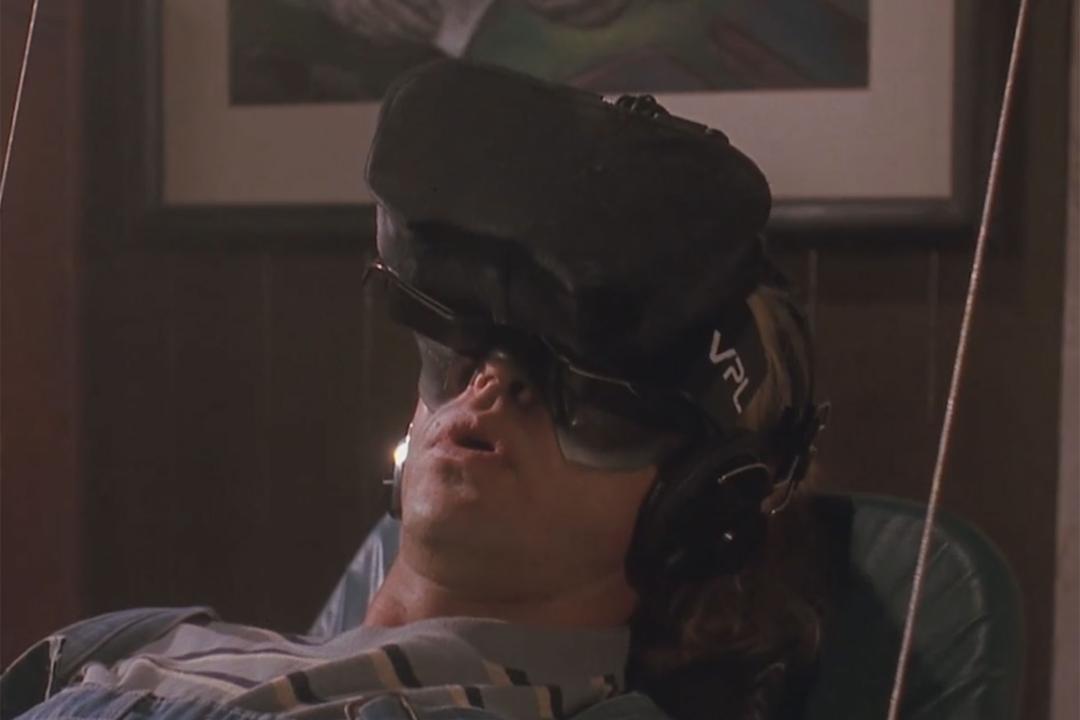 هدست واقعیت مجازی در مرد چمن‌زن (The Lawnmower Man)