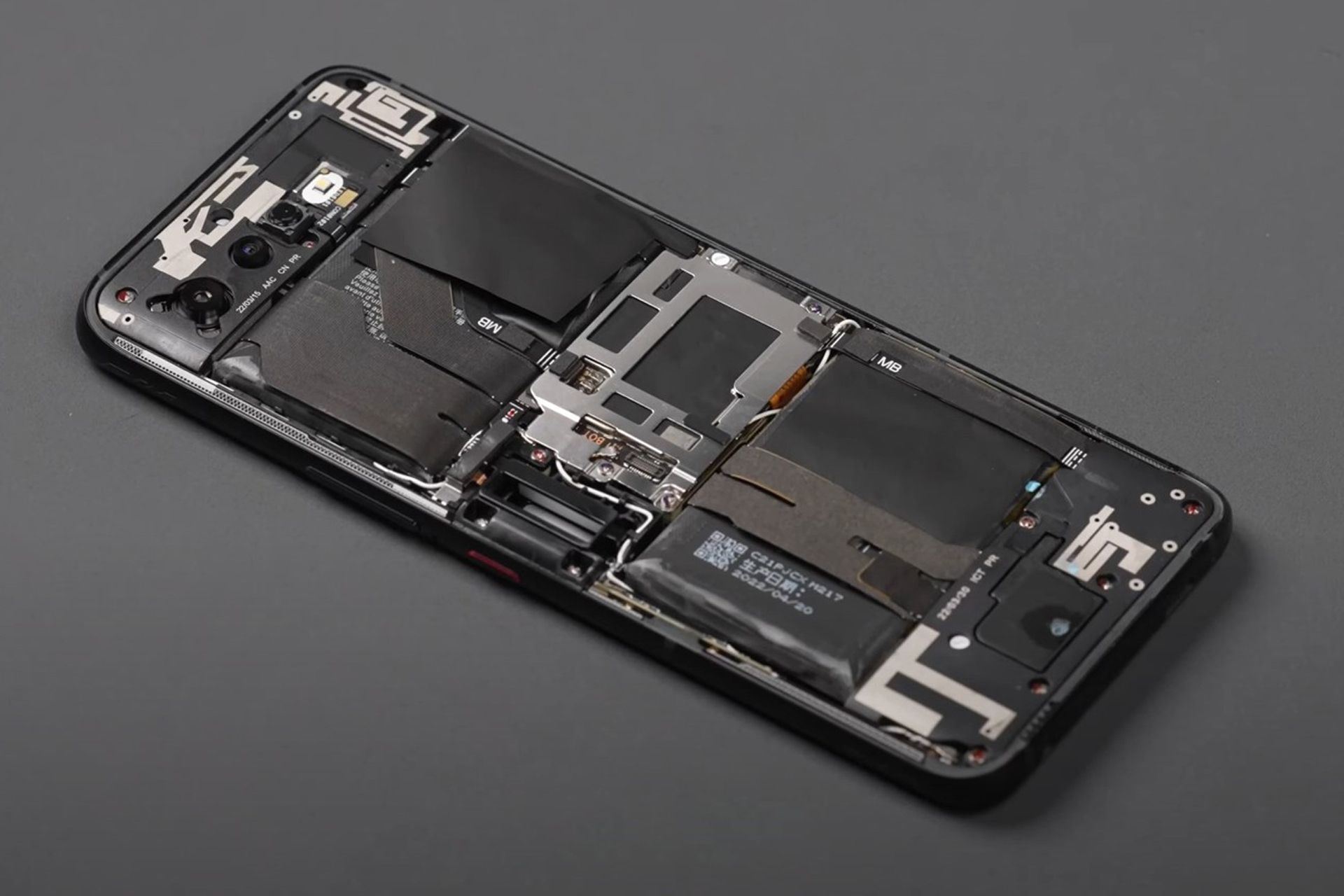 مادربرد در بین دو سلول باتری در گوشی ROG Phone 6 ایسوس