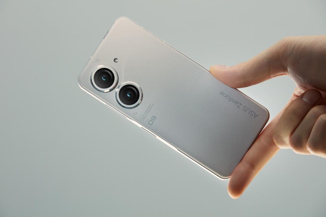گوشی Asus Zenfone 9 ایسوس ذن فون ۹ رنگ سفید در دست