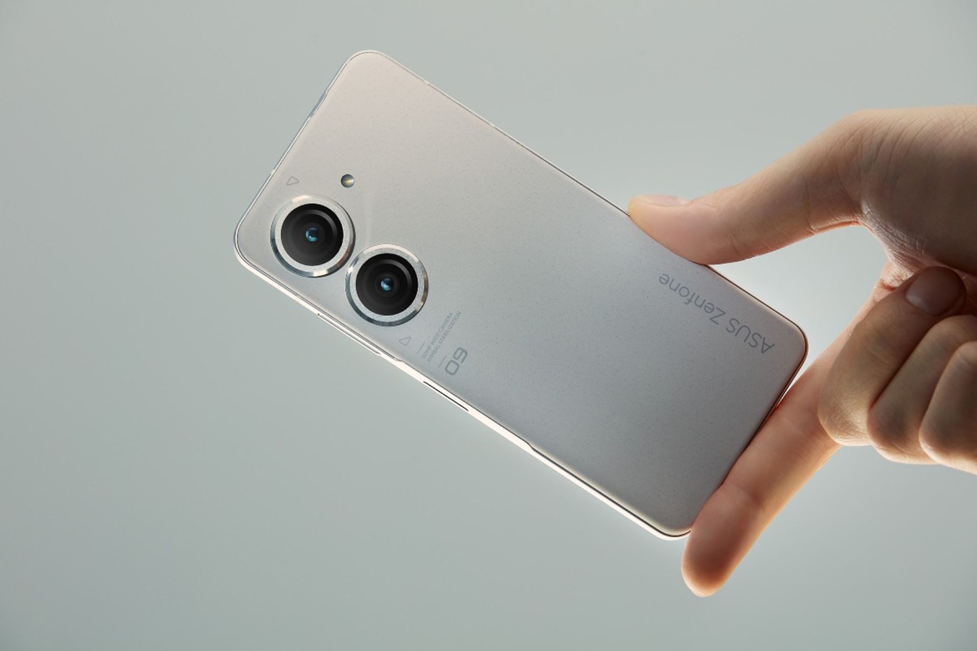 گوشی Asus Zenfone 9 ایسوس ذن فون ۹ رنگ سفید در دست