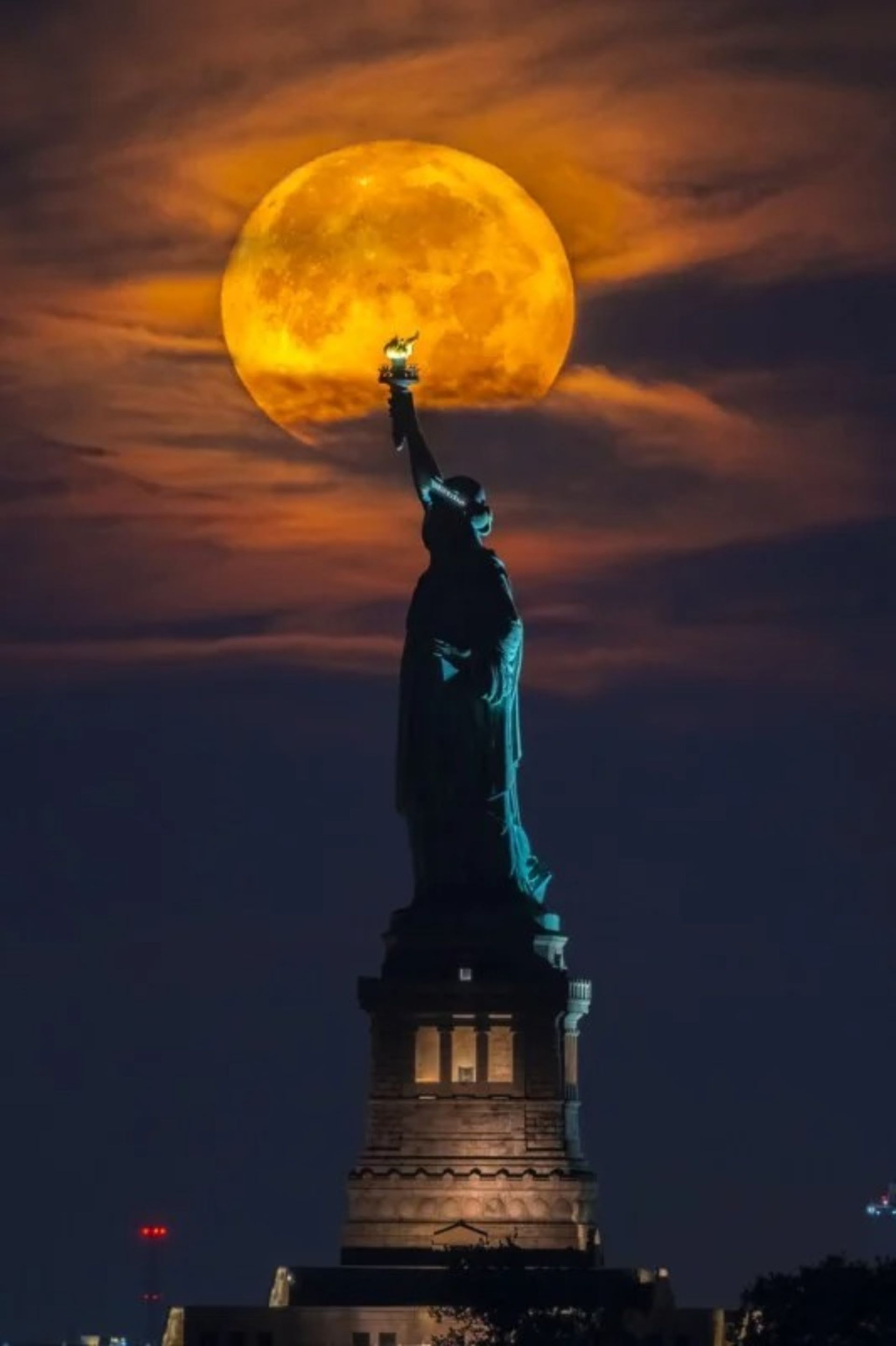 «باک مون» ؛ درخشان‌ترین و بزرگ‌ترین ابرماه سال ۲۰۲۲