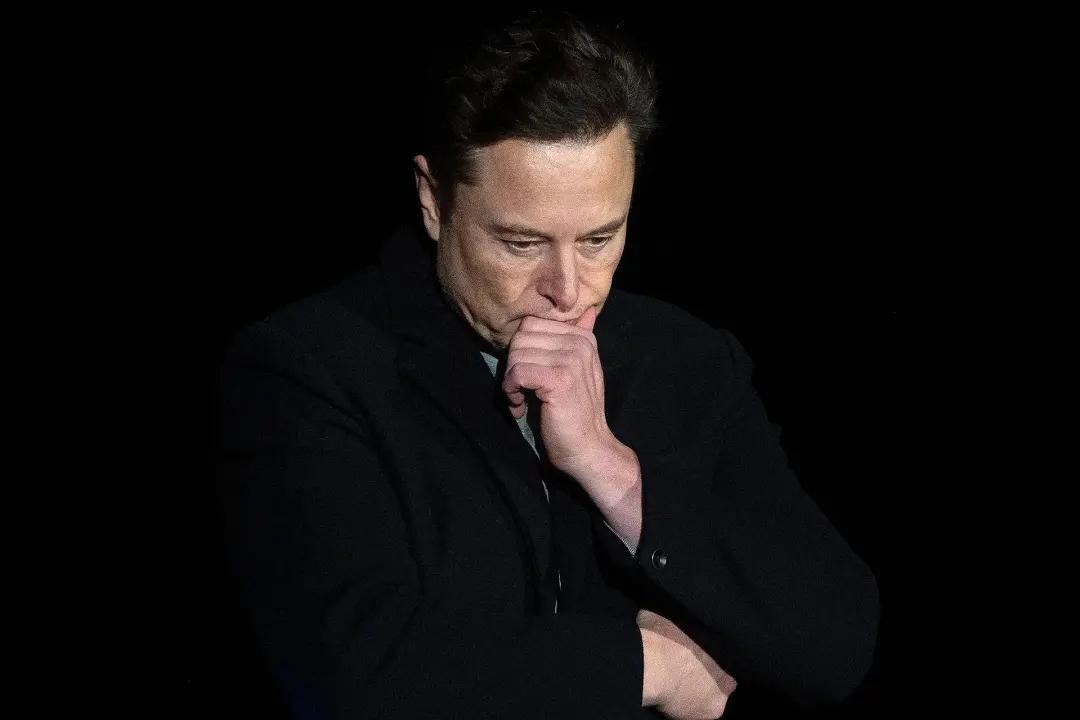 ایلان ماسک در حال فکر کردن / Elon Musk با لباس مشکی