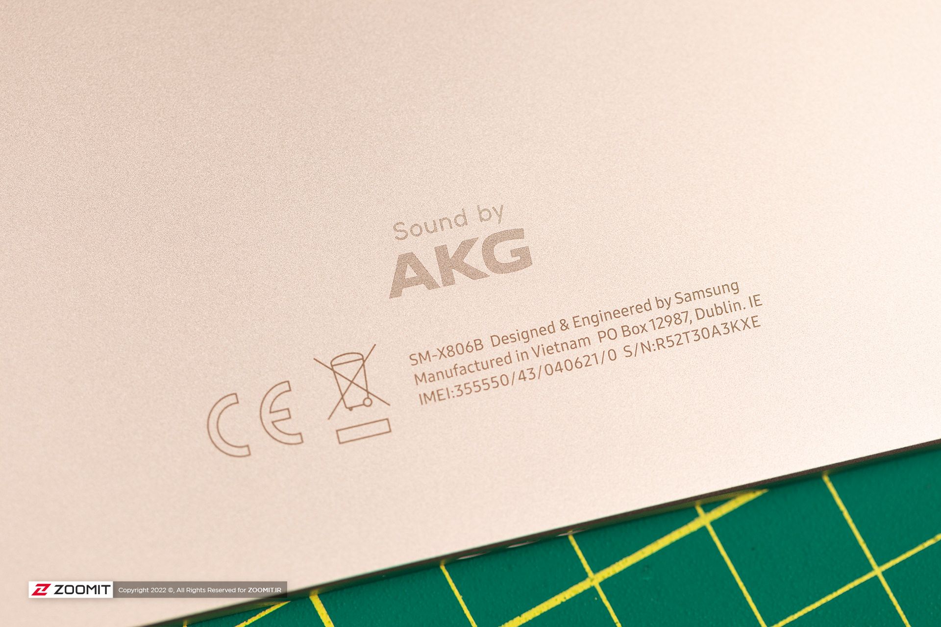 لوگوی AKG روی بدنه‌ی گلکسی تب اس 8 و اس 8 پلاس