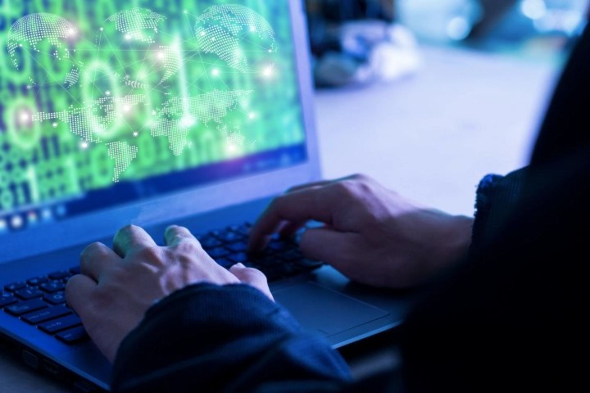 هکر درحال نفوذ به سیستم