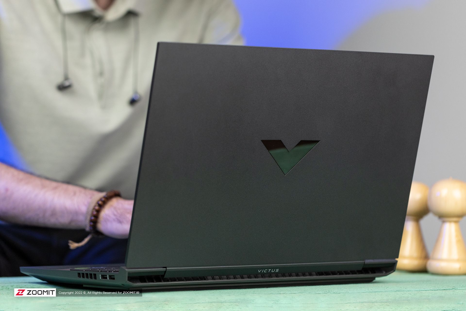 کار با لپ‌تاپ گیمینگ hp Victus