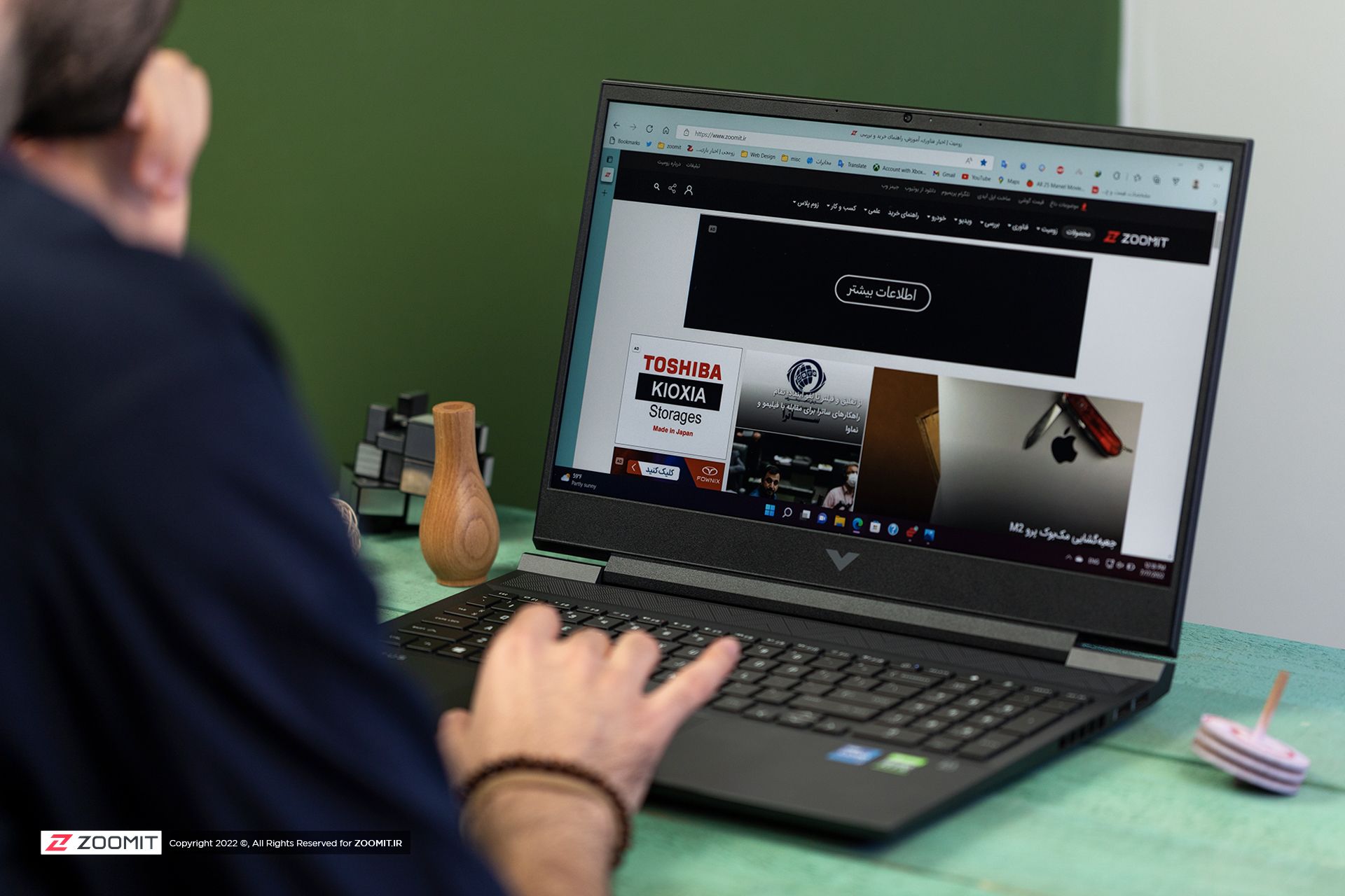 گشتن در سایت زومیت با لپ‌تاپ گیمینگ hp Victus