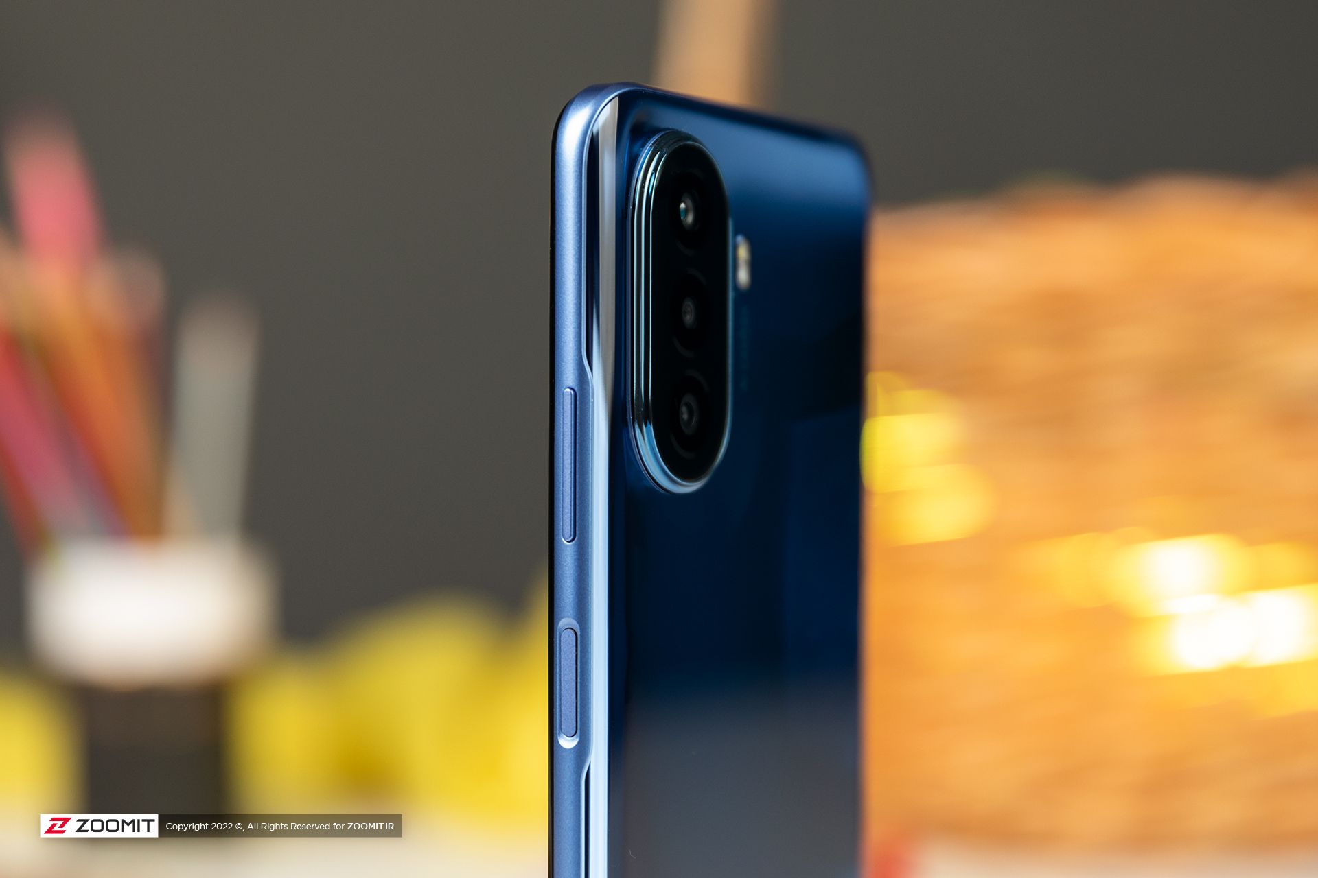 لبه سمت راست نوا Y70 هواوی