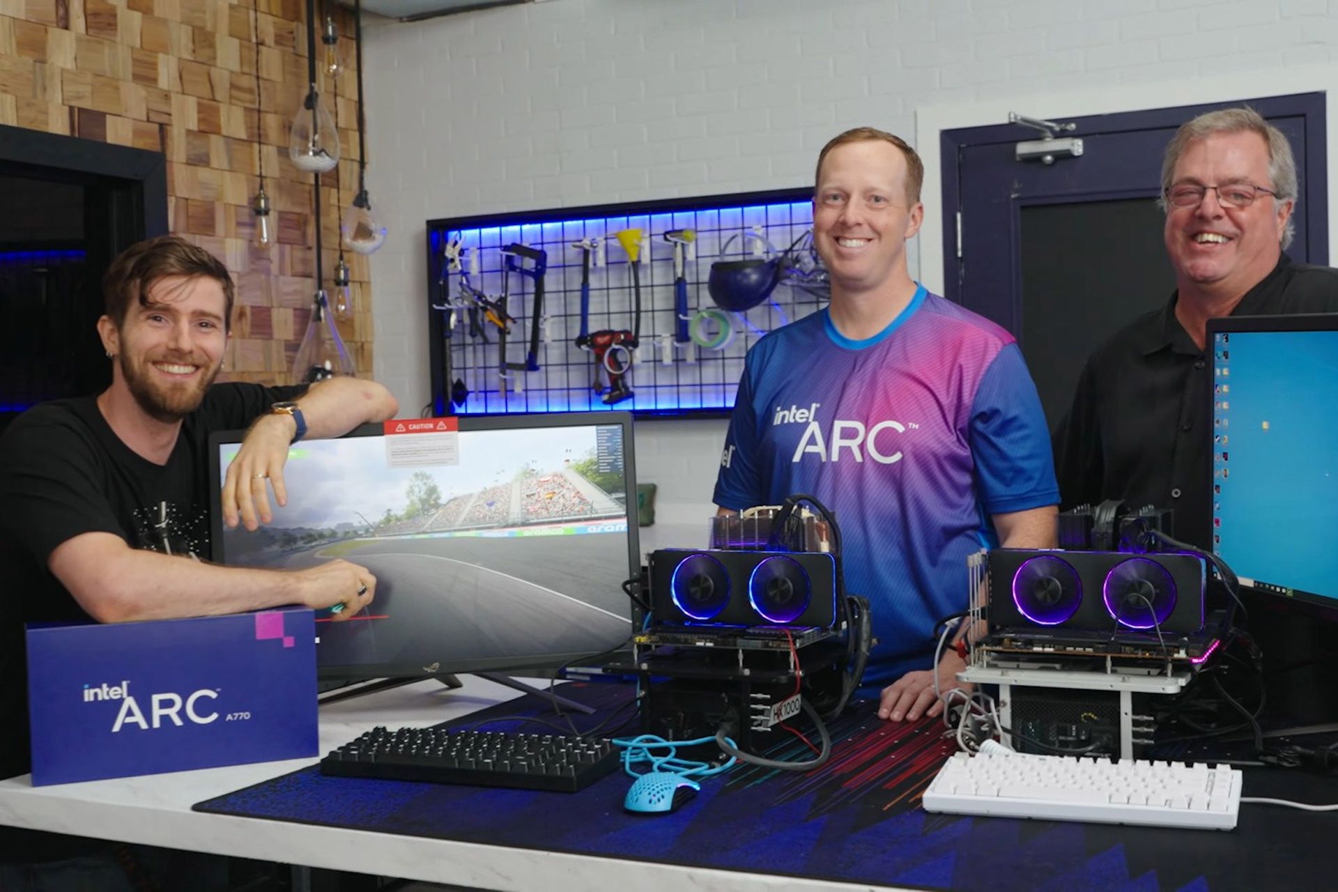 تیم بازاریابی اینتل در حال نمایش کارت گرافیک اینتل Intel Arc 770