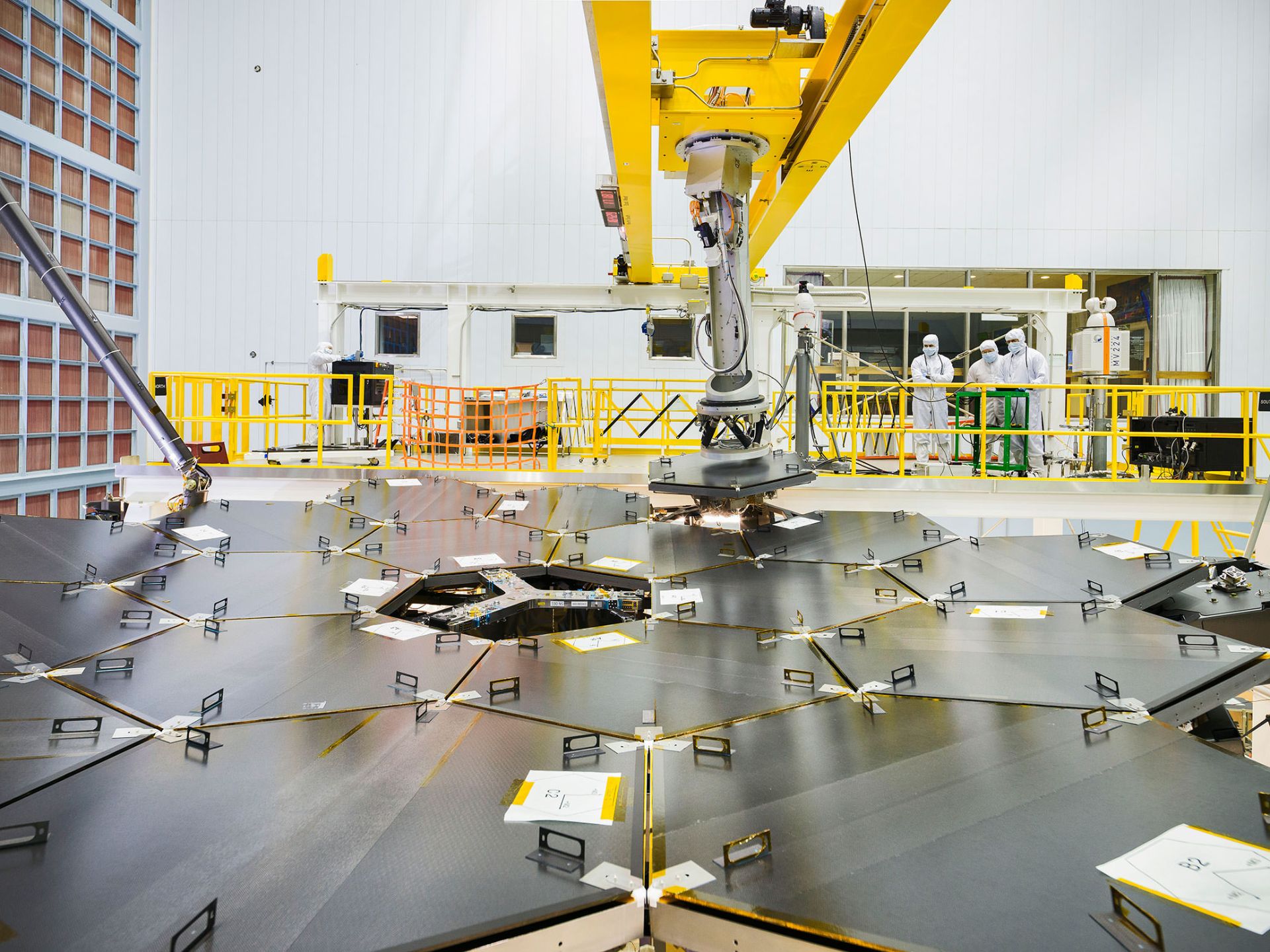 Installation of 18 parts of the main mirror of the James Webb Space Telescope