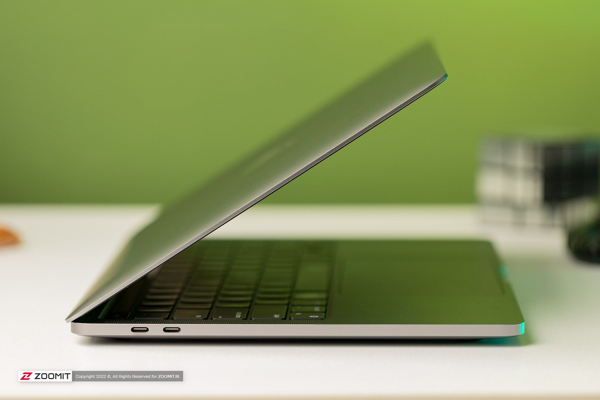 نمای سمت چپ مک‌بوک پرو M2