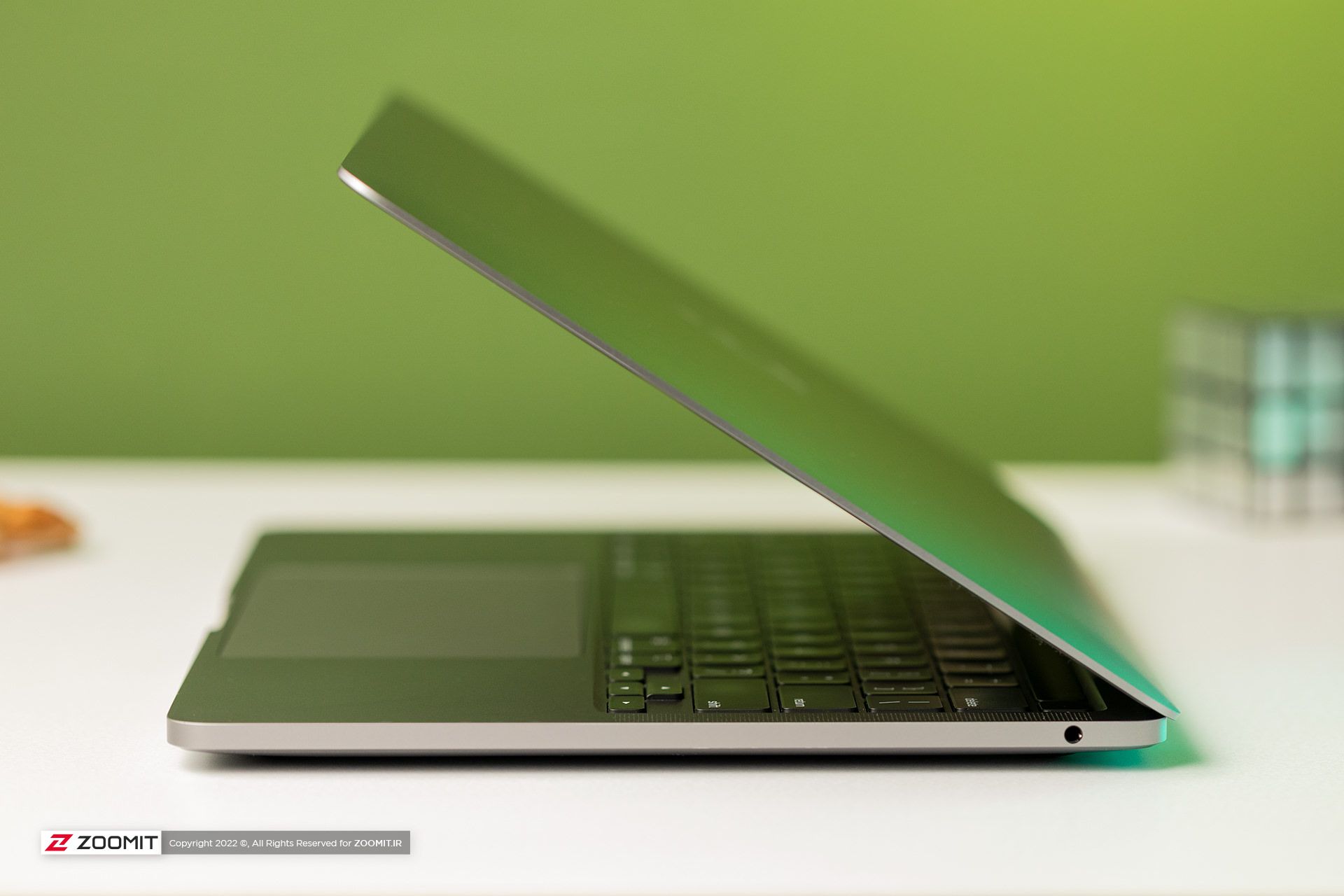 نمای سمت راست مک‌بوک پرو M2