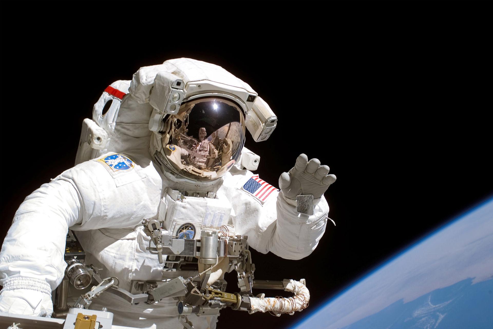 فضانورد در فضا در حال دست تکان دادن برای دوربین