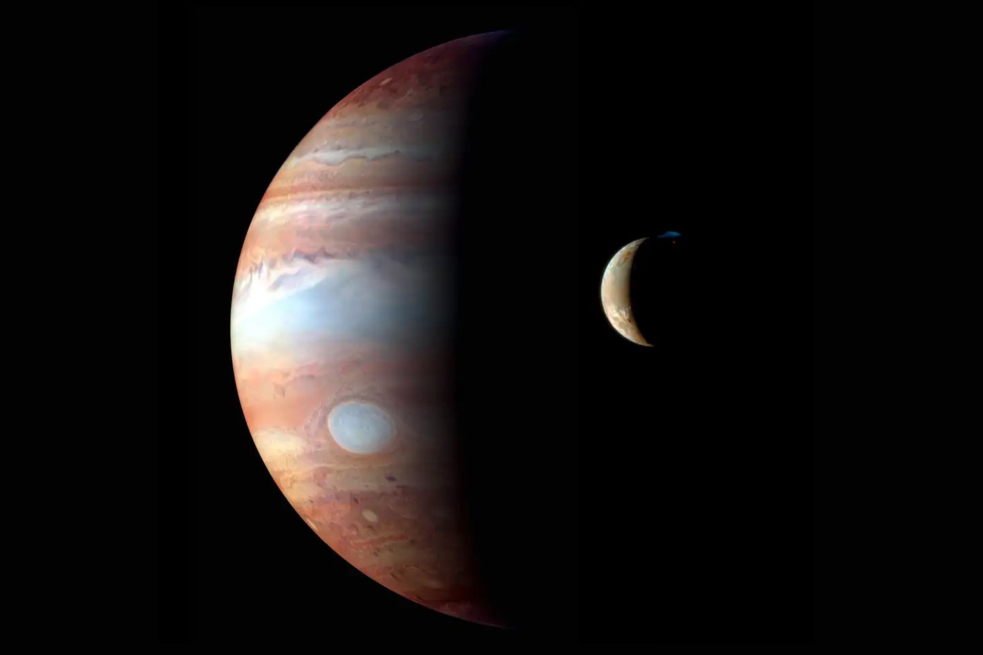 نمایی از مشتری و قمر آیو ثبت شده با فضاپیما نیو هورایزنز ناسا