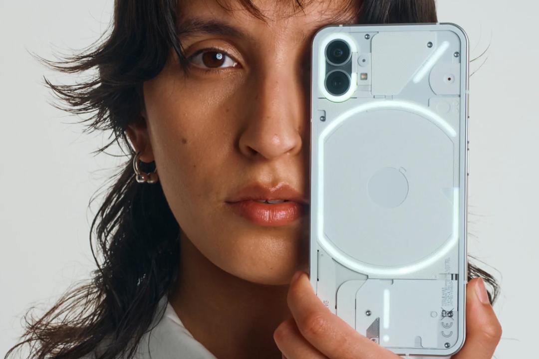 گوشی Nothing Phone 1 ناتینگ فون وان ناثینگ روی صورت یک زن