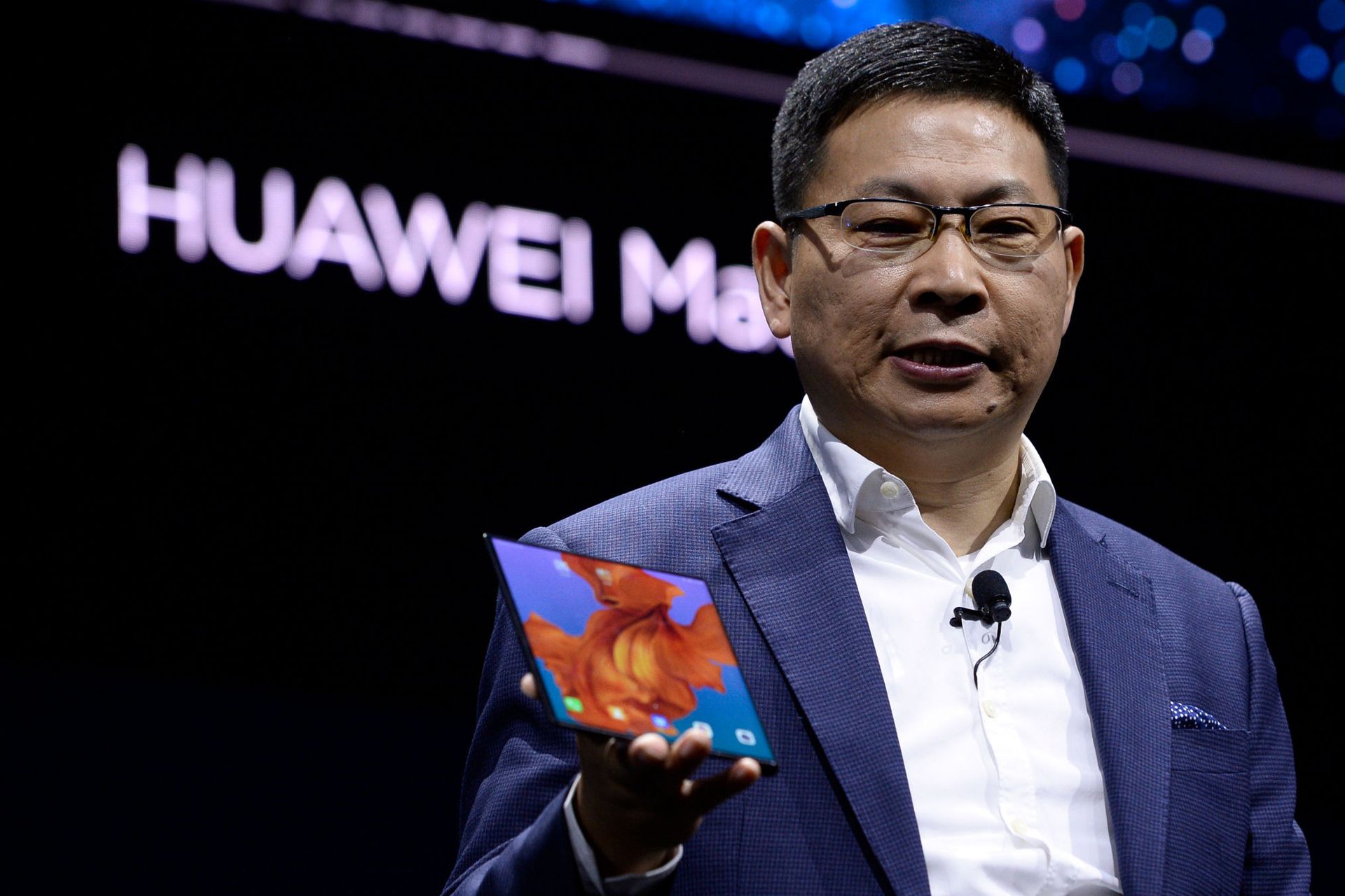 ریچارد یو / Richard Yu مدیر هواوی / Huawei در حال برگزاری کنفرانس مطبوعاتی