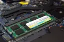 رم سیلیکون پاور SP008GLSTU160N02 ظرفیت 8 گیگابایت از نوع DDR3L-1600 داخل لپ تاپ