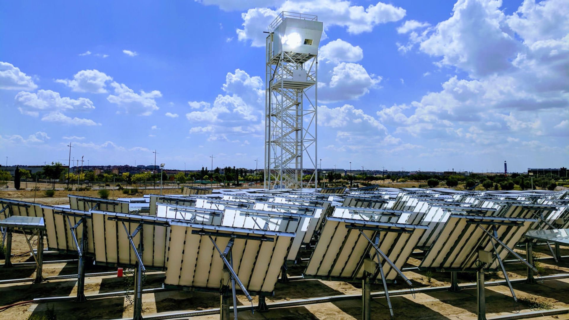 برج ۱۵ متری و آینه در اسپانیا برای راکتور خورشیدی آسمان آبی