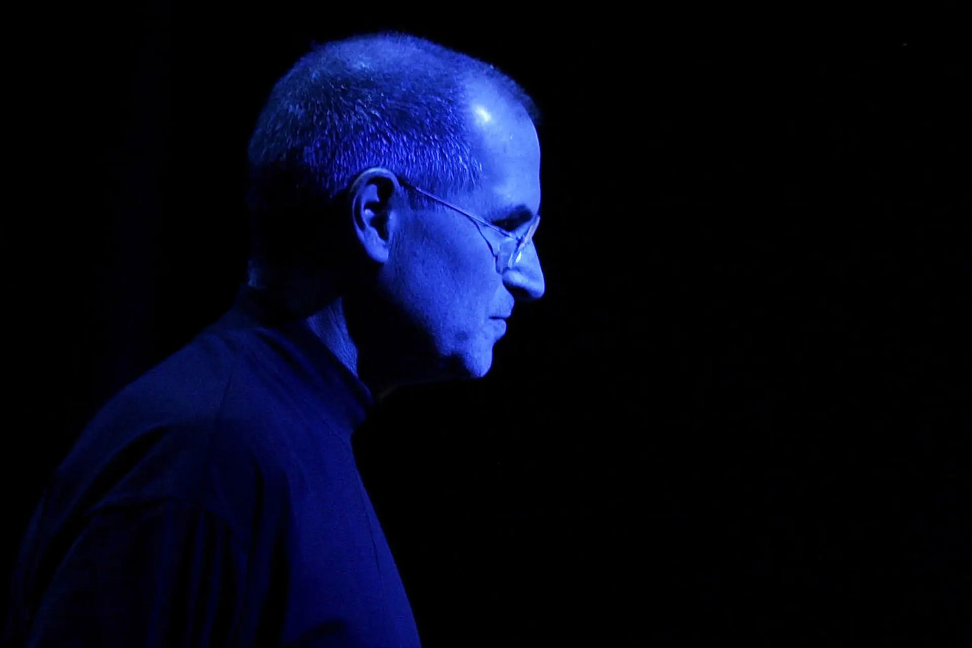 نیم رخ استیو جابز / Steve Jobs هم بنیان گذار اپل / Apple نور آبی روی صورت