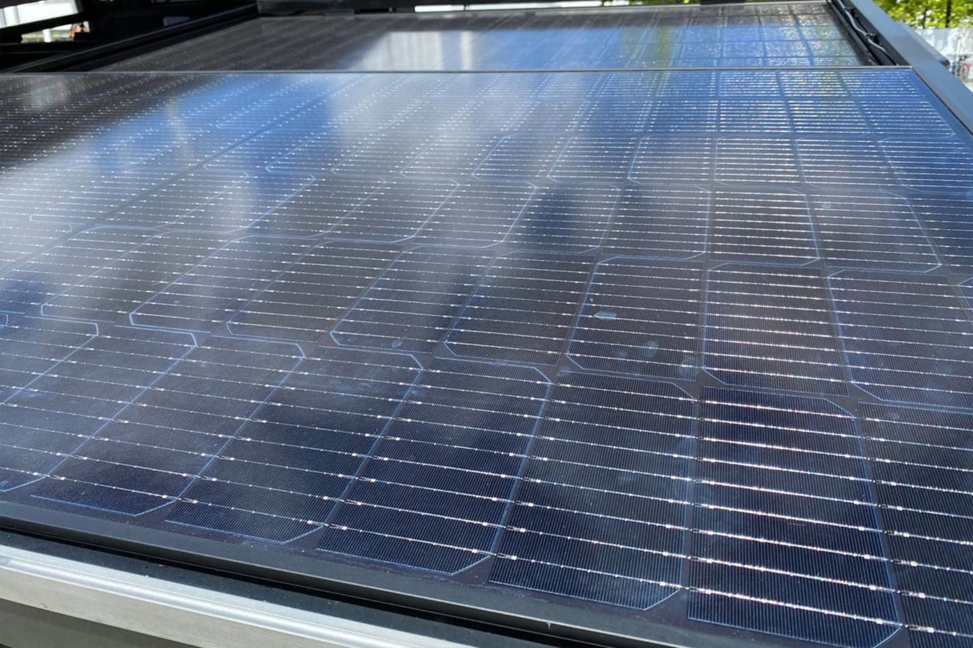پنل های خورشیدی تسلا روی تریلر یدک کش