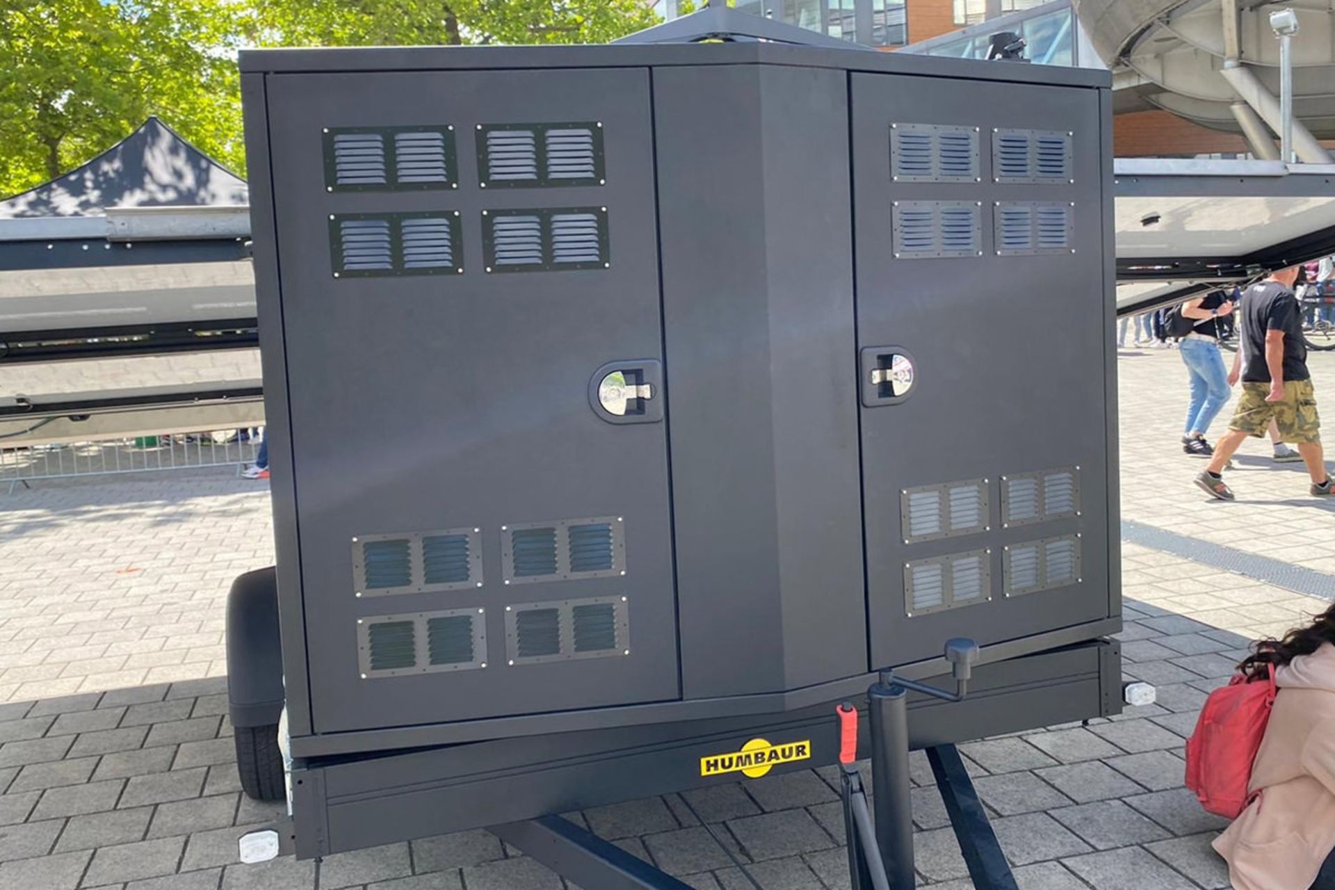 تریلر یدک کش تسلا Tesla با پنل خورشیدی در هانوفر آلمان