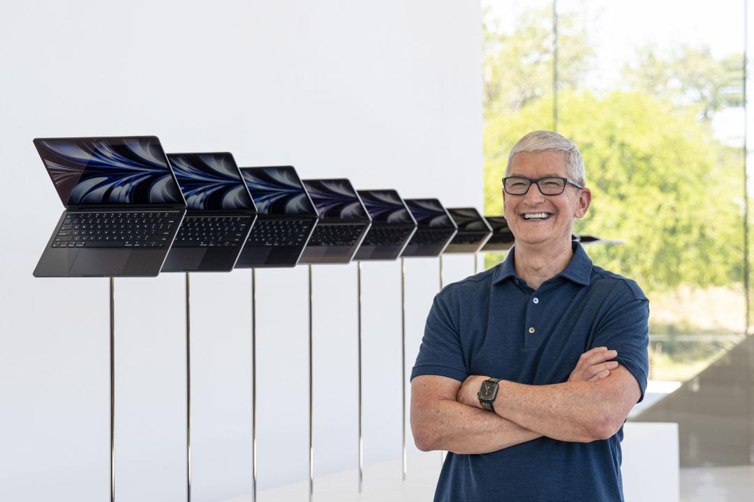 لبخند تیم کوک / Tim Cook در کنار مک بوک ایر M2 در اپل پارک