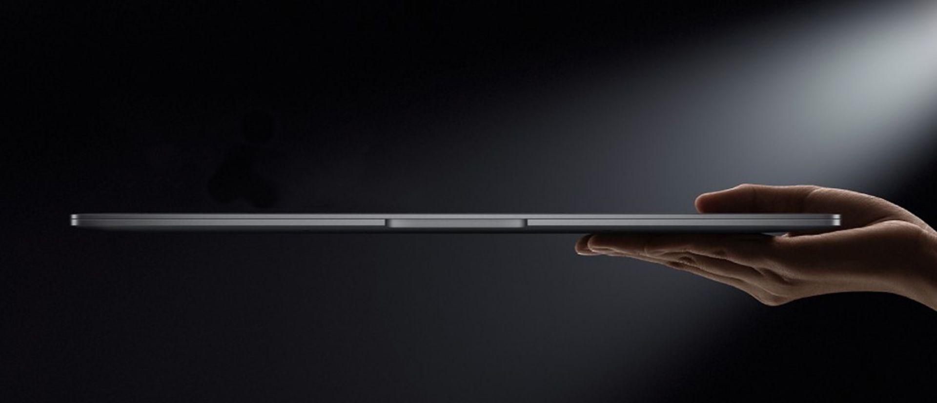 لپ تاپ شیائومی بوک پرو 2022 در دست از نیم رخ