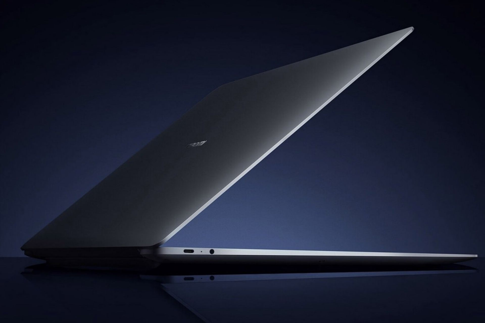 لپ تاپ شیائومی بوک پرو 2022 در حالت نیمه باز