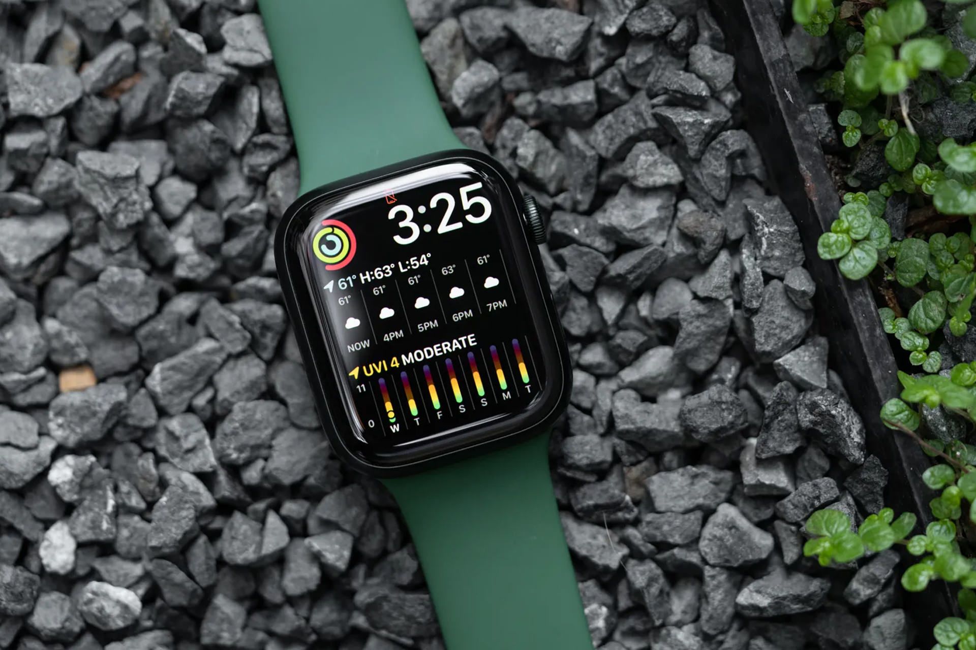 ساعت اپل واچ سری 7 سبز از نمای جلو روی زمین