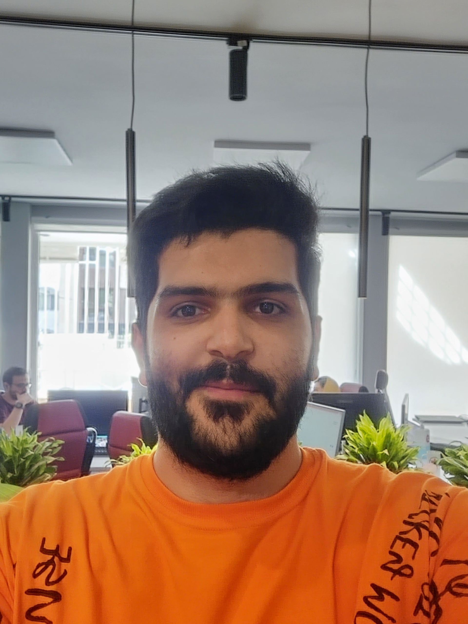 عکس سلفی با دوربین سلفی زیر نمایشگر گلکسی زد فولد ۴