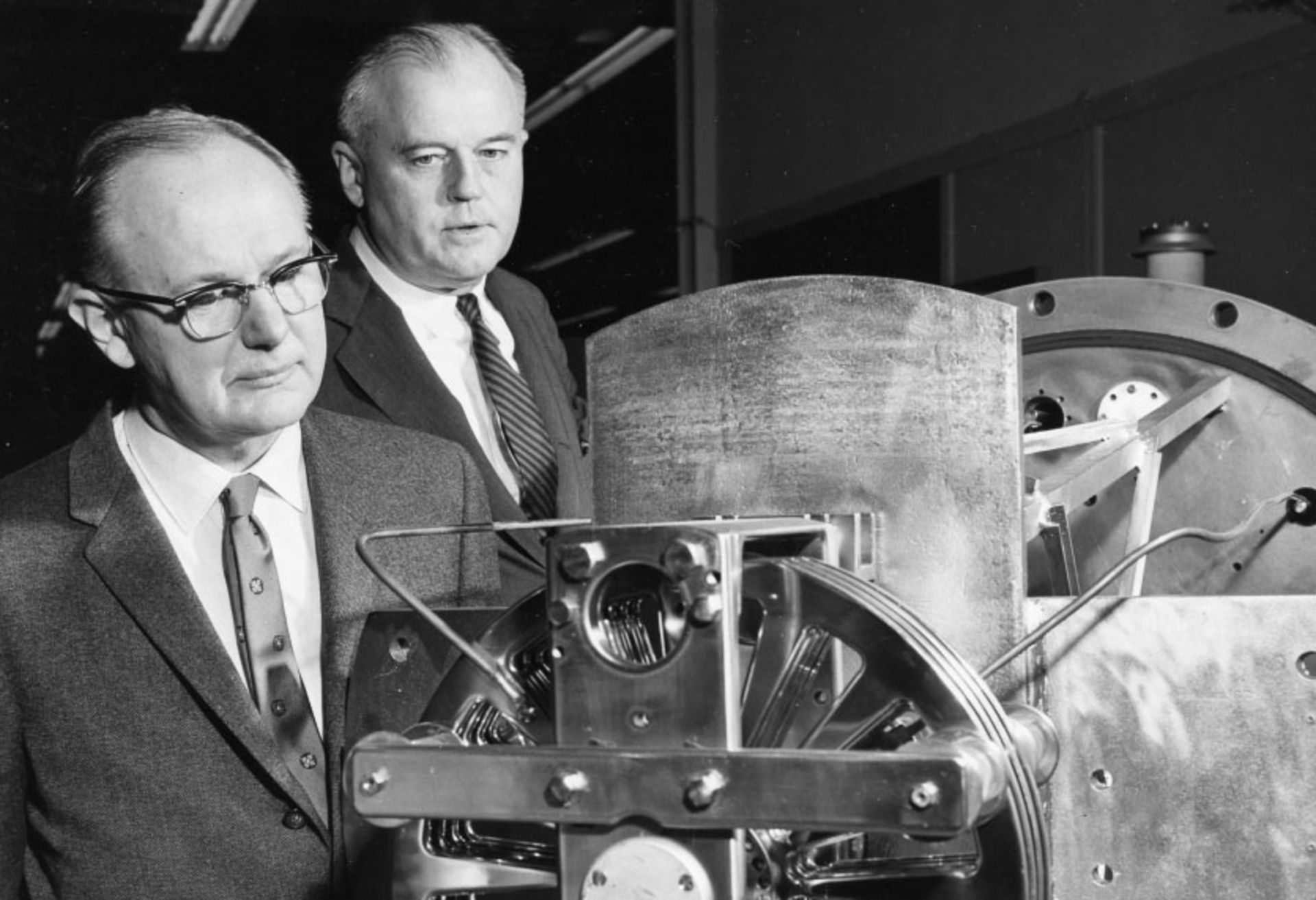 فیزیکدان جان ترامپ (سمت چپ) و همکارش رابرت فن ‌دِ گراف در حال بررسی یک ژنراتور الکترواستاتیکی. عکس: دهه ۱۹۶۰.