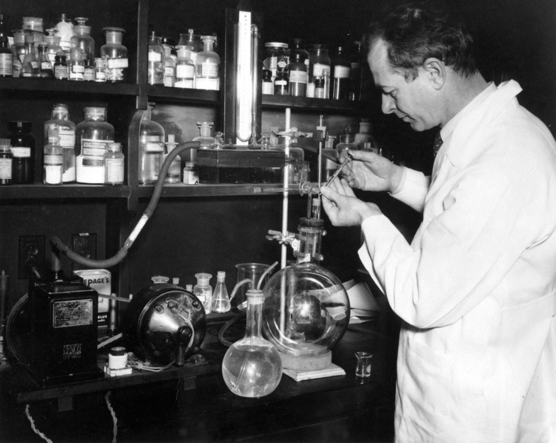 لینوس پاولینگ می‌خواست ناقلین بیماری‌های ژنتیکی را خال‌کوبی کند