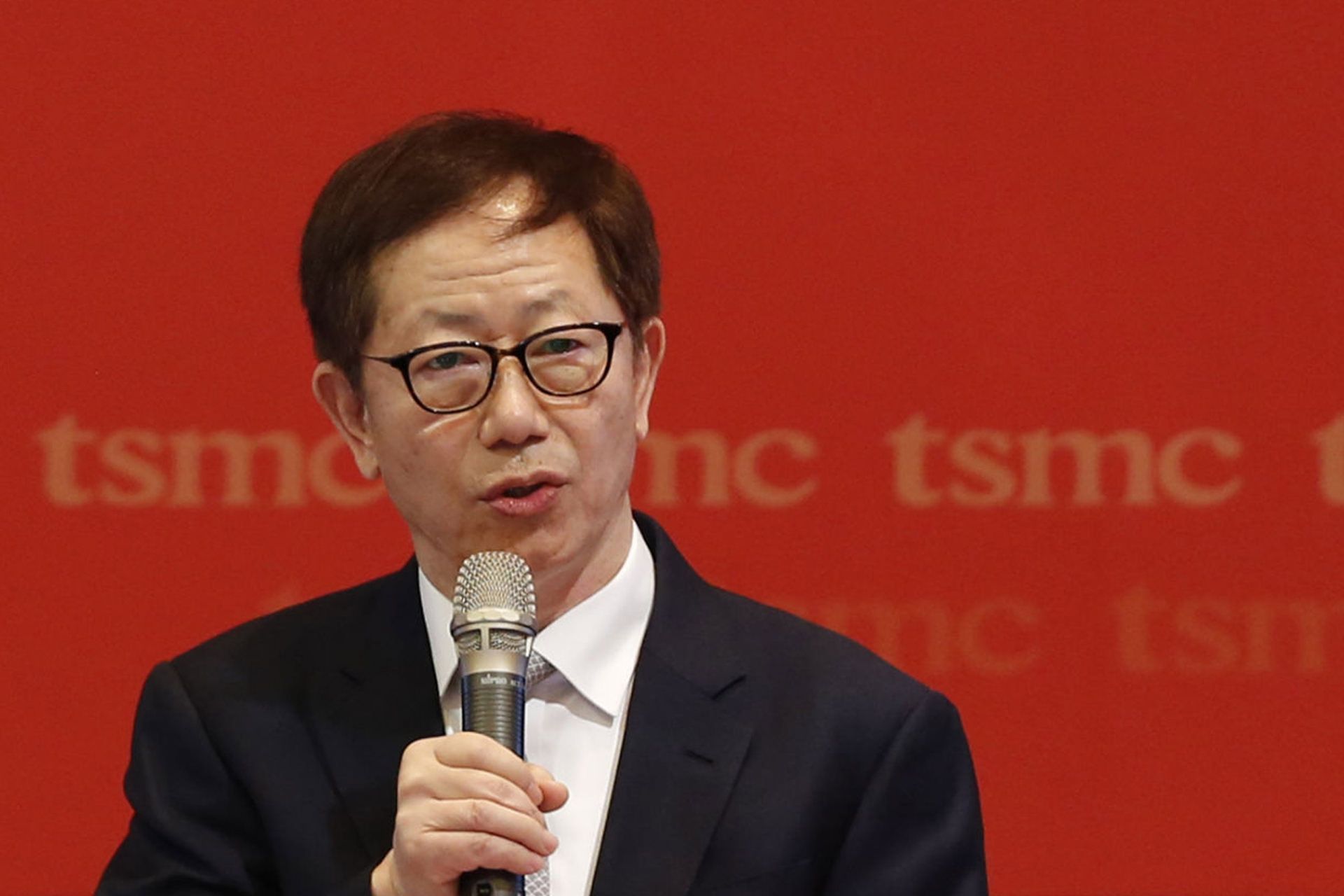 مارک لیو رئیس هیئت مدیره تی اس ام سی / TSMC با میکروفون