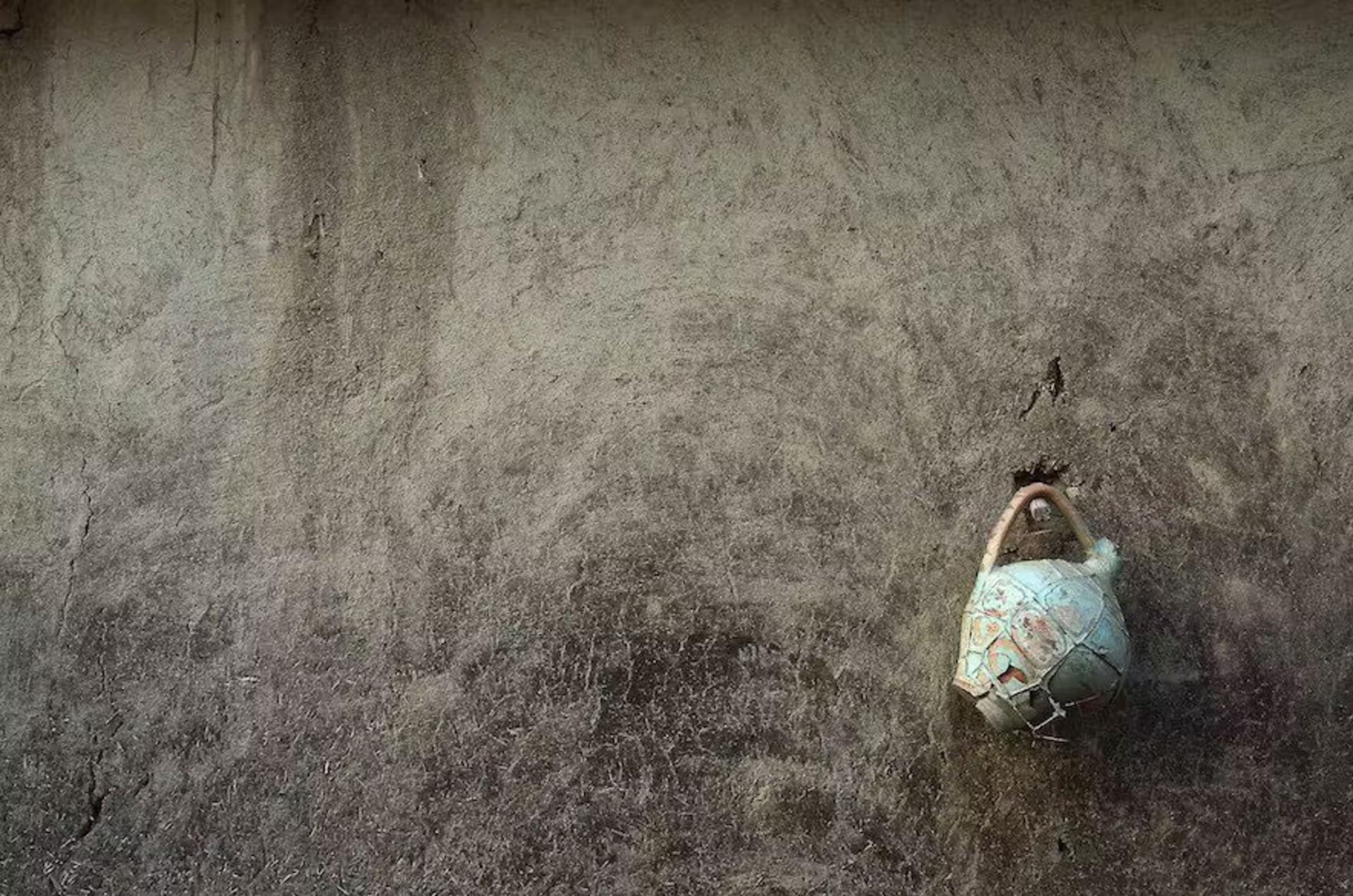 شیء روی دیوار