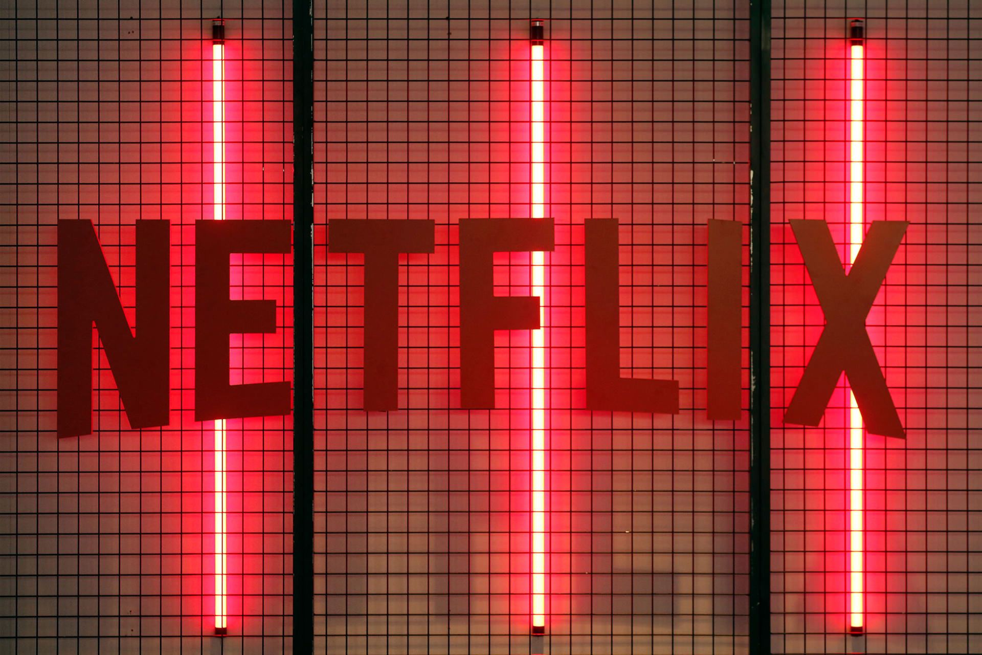 لوگو نتفلیکس / Netflix روی دیوار در مراسم هفته بازی پاریس
