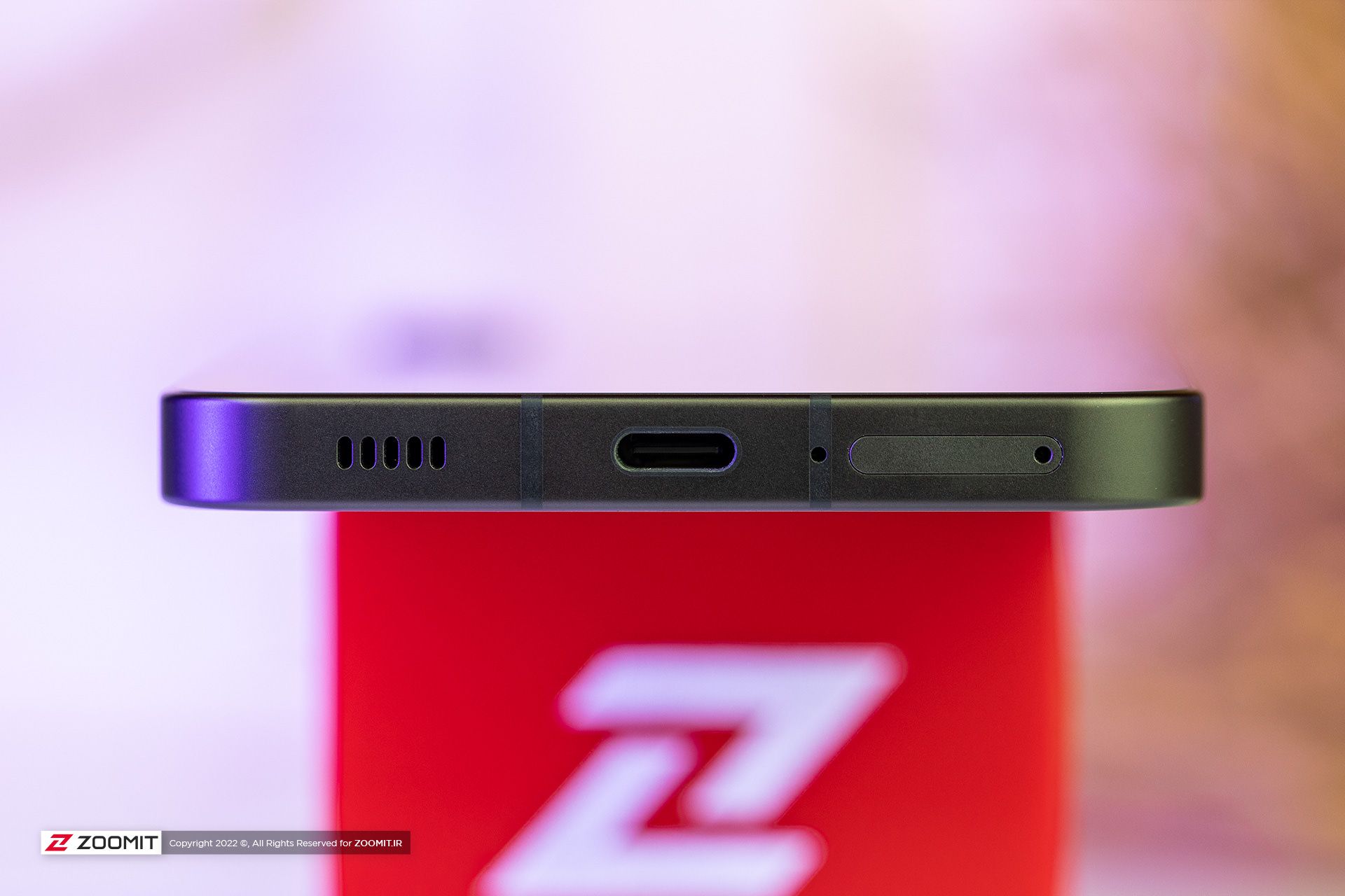 محل قرارگیری درگاه USB-C - بلندگو - میکروفون تماس و شیار سیم‌کارت ناتینگ فون ۱