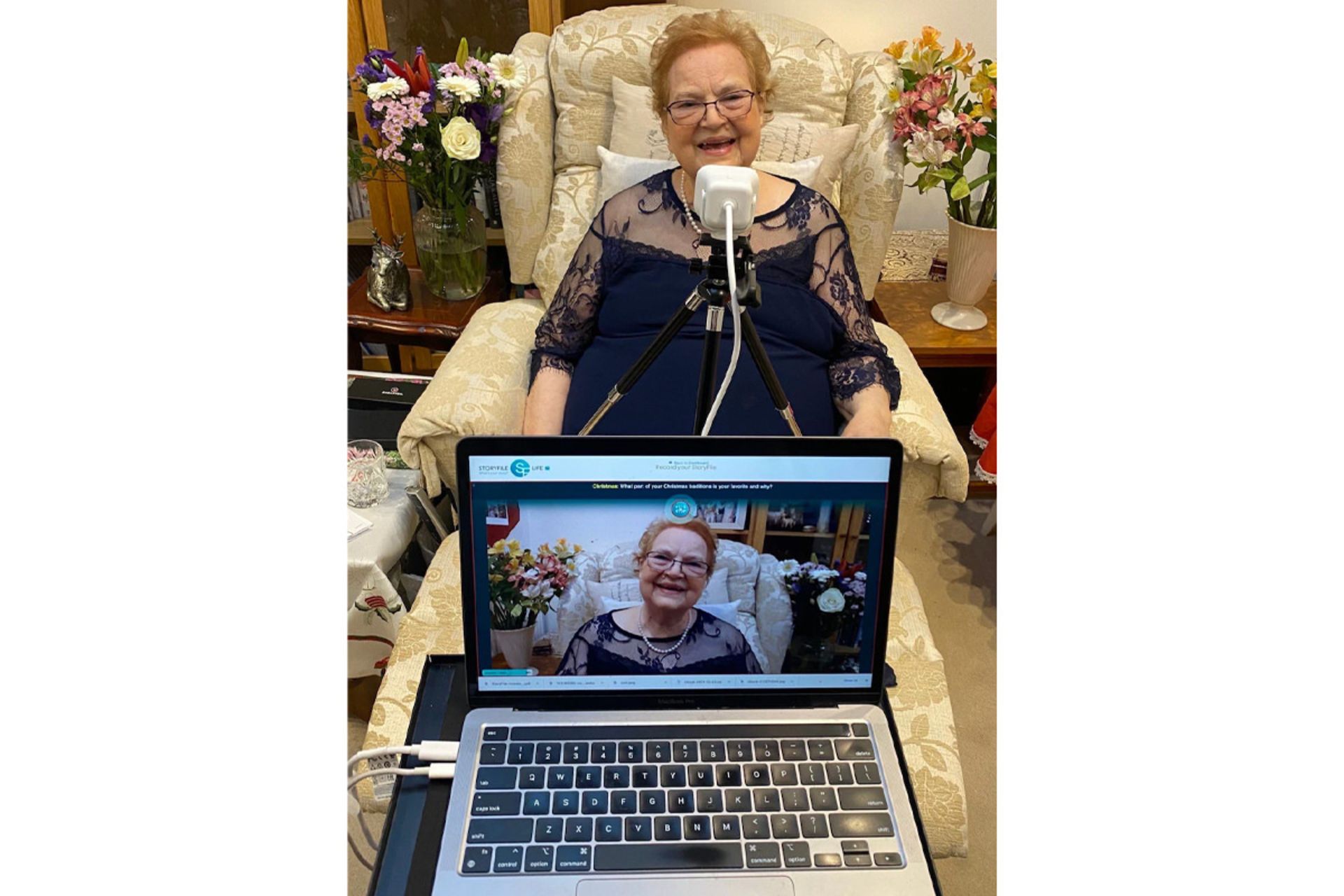 یک پیرزن در حال ضبط ویدیو مک بوک اپل