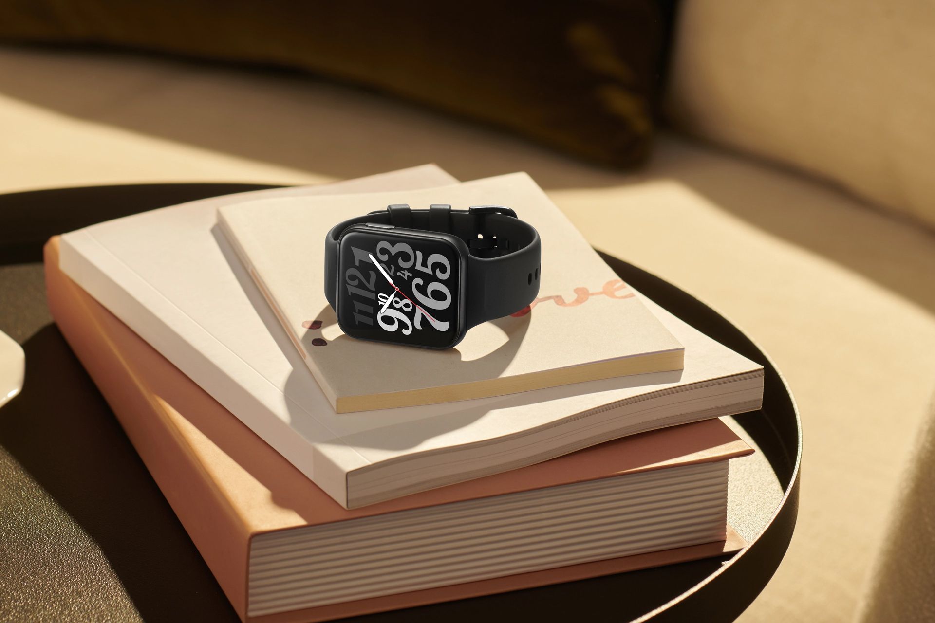 ساعت اوپو واچ 3 پرو روی چند کتاب شبیه اپل واچ