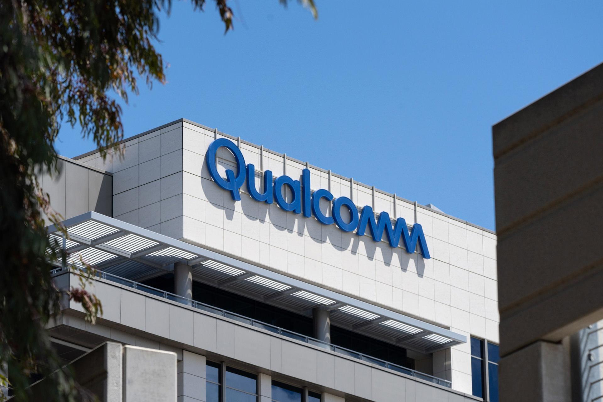 لوگو کوالکام روی ساختمان مرکزی Qualcomm در روز روشن